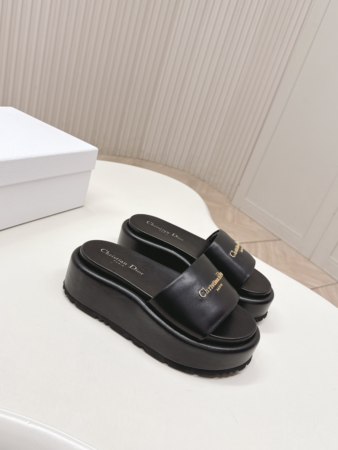 Dior 𝐃𝐢𝐎𝐑 #迪奥2026早春新款一眼就想要的一字带拖鞋凉鞋简单大方‘低调奢华