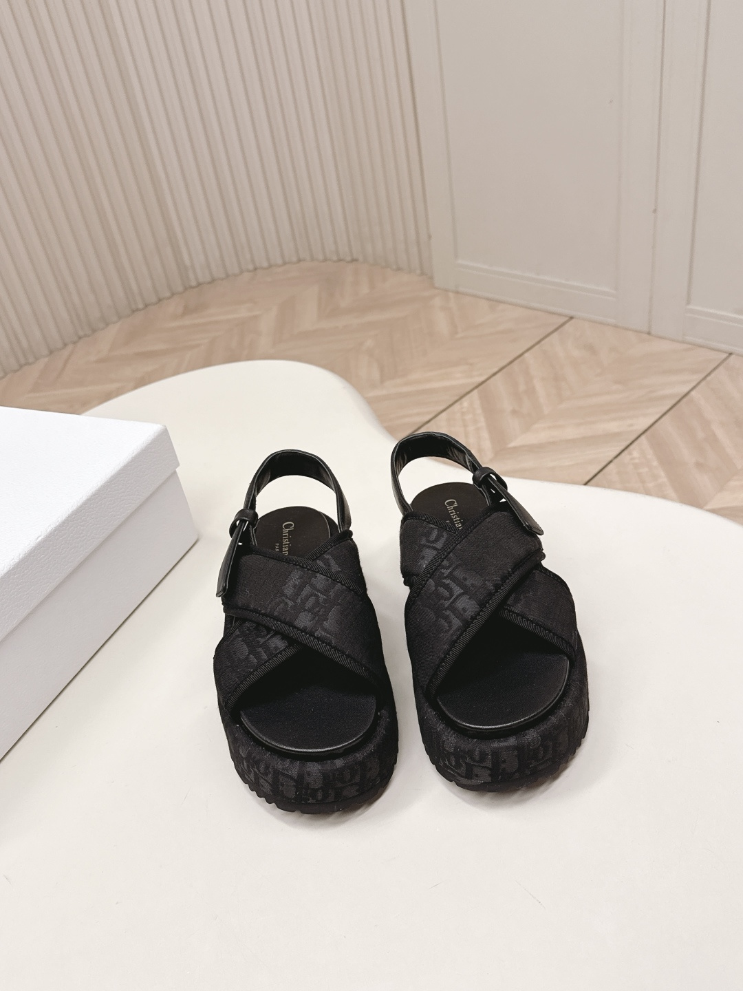 NO:747830,Out of #DIOR's 2026 early spring new style, the strappy slippers and sandals that you'll want at first glance are simple and elegant, 'low-key luxury!  Equipped with an eye-catching Chanristian Dior logo buckle #very high-end, comfortable to wear, good-looking and easy to match #can be worn in spring, summer, autumn and winter!  Upper imported cowhide, lining water-dyed cowhide, original sole, size 35-40, slippers, chanel, dior, dior, sandals, slippers, cowhide19860909出  #迪奥2026早春新款一眼就想要的一字带拖鞋凉鞋简单大方‘低调奢华！ 配上醒目的Chanristian Dior标志扣#非常高级 穿着舒适好看而且好搭配#春夏秋冬都以穿！ 鞋面进口牛皮 内里水染牛皮 鞋底原版鞋底 size35-40码,拖鞋,chanel,dior,dior,sandals,slippers,cowhide,Women's Shoes