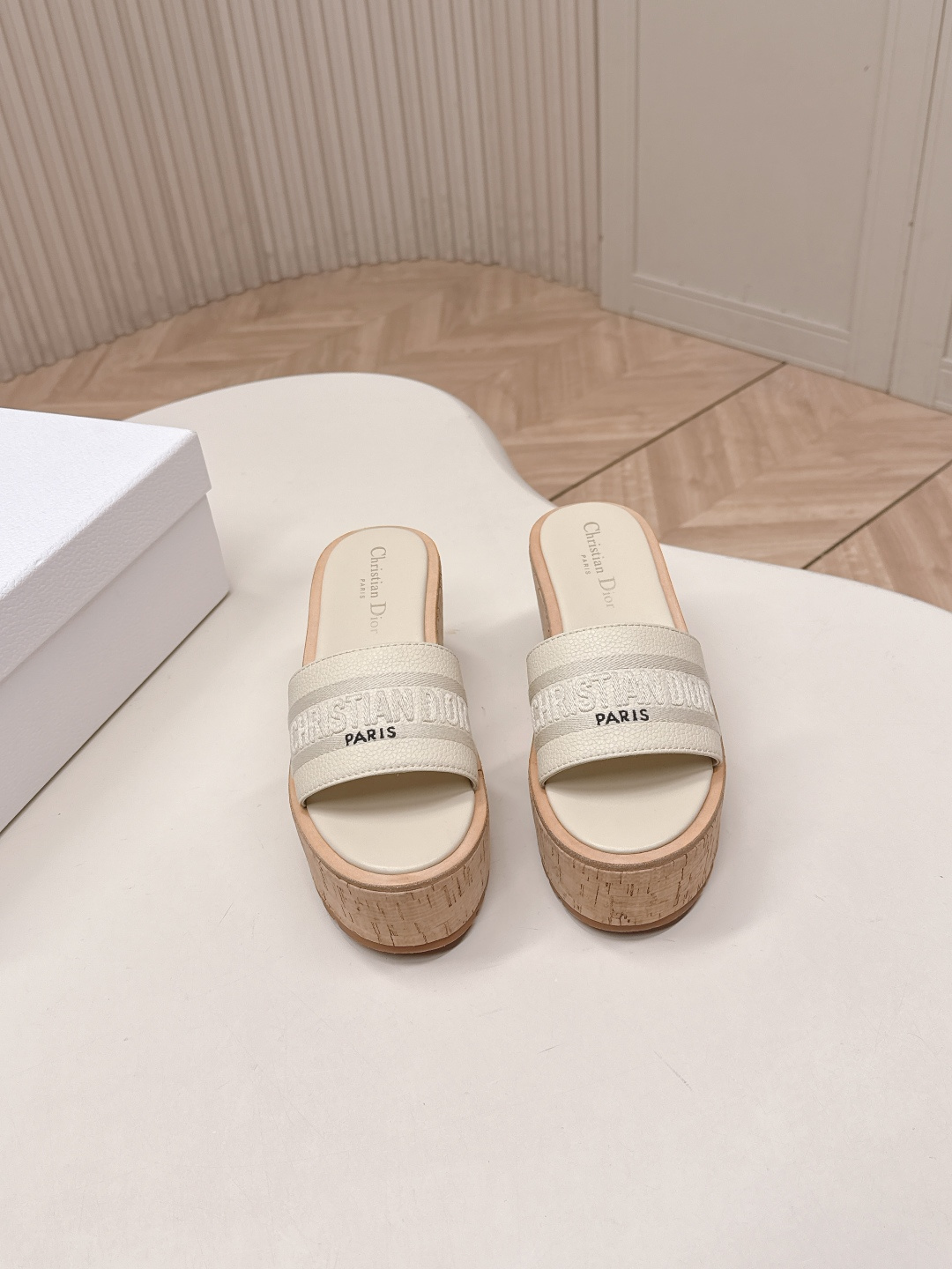 Dior 𝐃𝐢𝐎𝐑 #迪奥2026早春新款一眼就想要的一字带拖鞋凉鞋简单大方‘低调奢华
