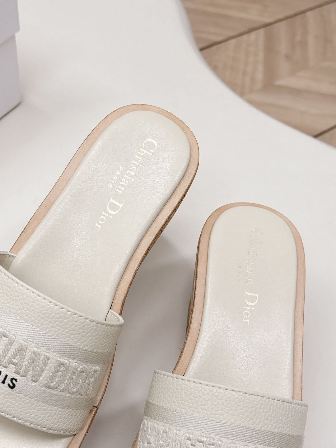 Dior 𝐃𝐢𝐎𝐑 #迪奥2026早春新款一眼就想要的一字带拖鞋凉鞋简单大方‘低调奢华