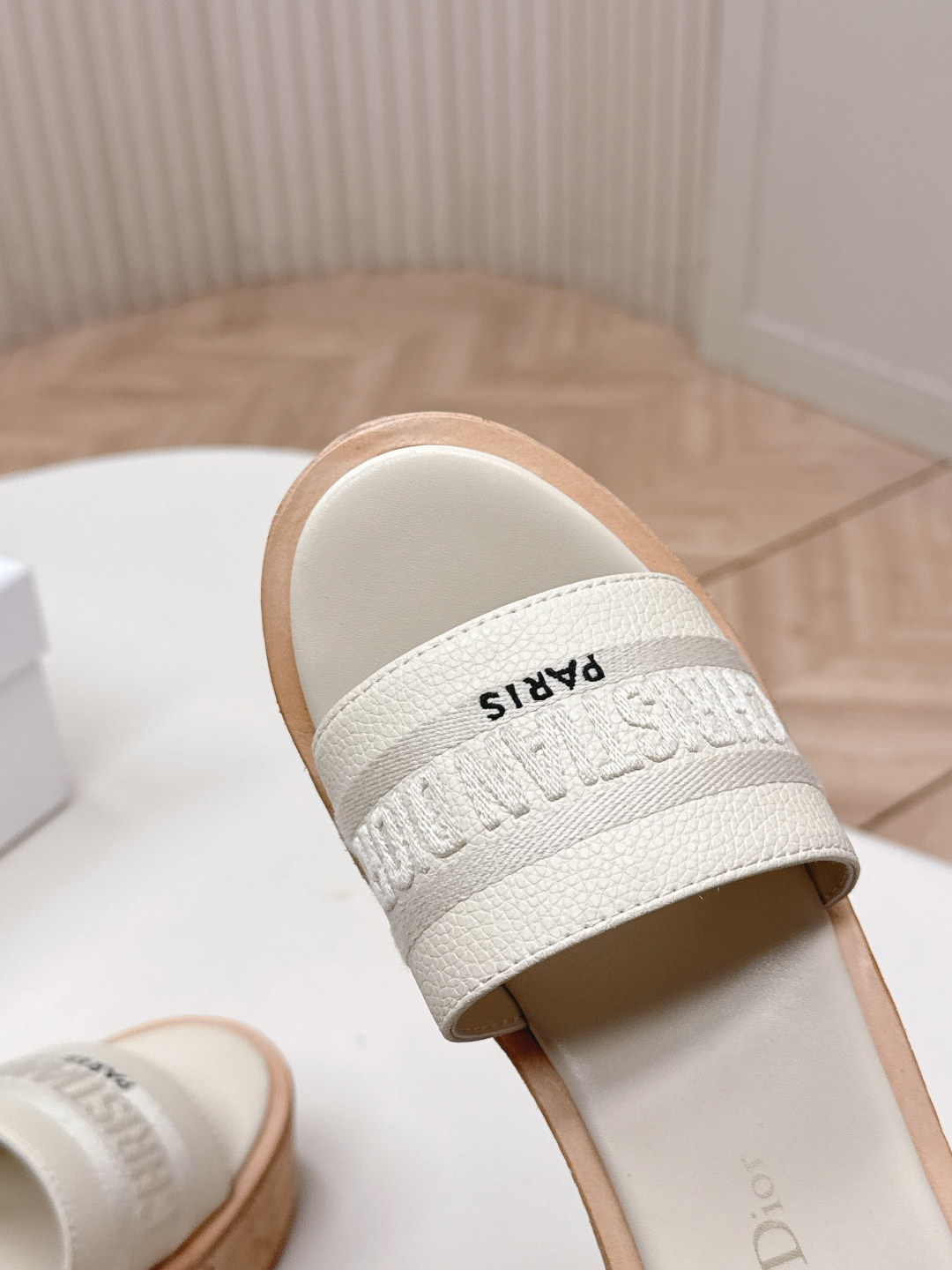 Dior 𝐃𝐢𝐎𝐑 #迪奥2026早春新款一眼就想要的一字带拖鞋凉鞋简单大方‘低调奢华