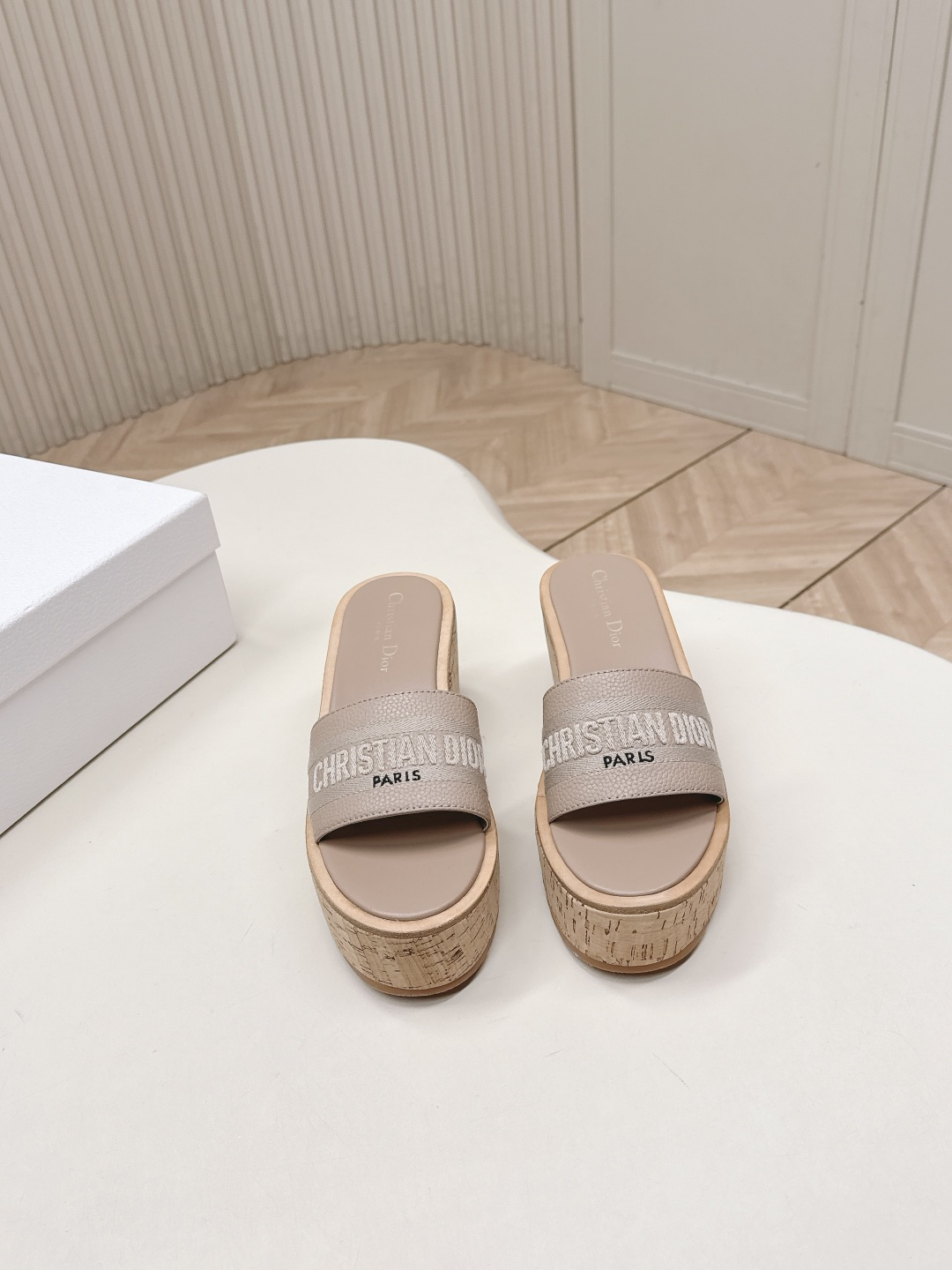 NO:722912,, Dior #Dior's 2026 early spring new style, the one-line slippers and sandals that you want at first glance are simple and elegant, 'low-key luxury!  Equipped with an eye-catching Chanristian Dior logo buckle #very high-end, comfortable to wear, good-looking and easy to match #can be worn in spring, summer, autumn and winter!  Imported embroidery on the upper, water-dyed cowhide lining, original sole, size 35-41 (customized at 40.41), slippers, chanel, dior, dior, sandals, slippers, cowhide19860909,Dior #迪奥2026早春新款一眼就想要的一字带拖鞋凉鞋简单大方‘低调奢华！ 配上醒目的Chanristian Dior标志扣#非常高级 穿着舒适好看而且好搭配#春夏秋冬都以穿！ 鞋面进口刺绣 内里水染牛皮 鞋底原版鞋底 size35-41（40.41定制）,拖鞋,chanel,dior,dior,sandals,slippers,cowhide,Women's Shoes