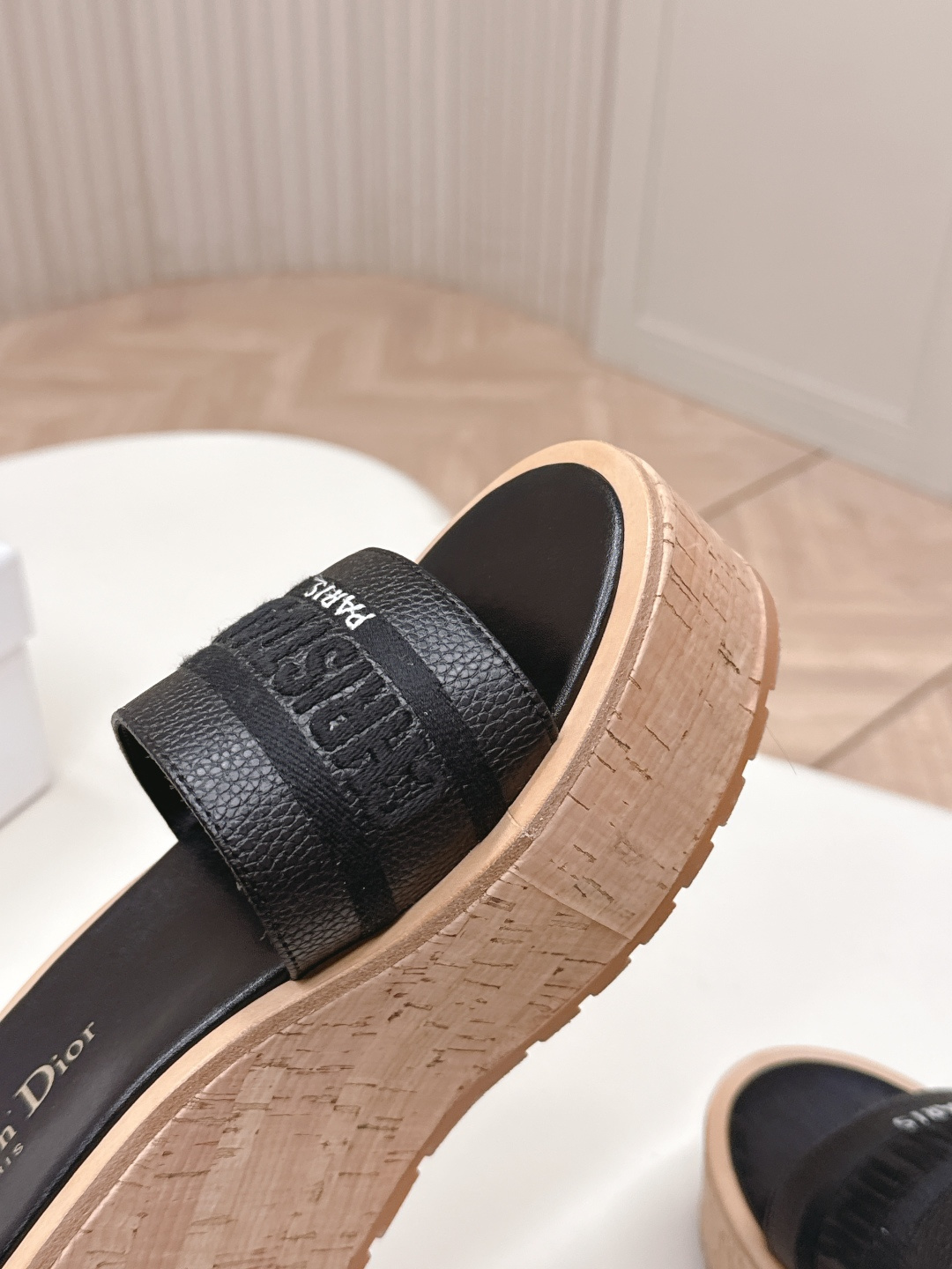 Dior 𝐃𝐢𝐎𝐑 #迪奥2026早春新款一眼就想要的一字带拖鞋凉鞋简单大方‘低调奢华