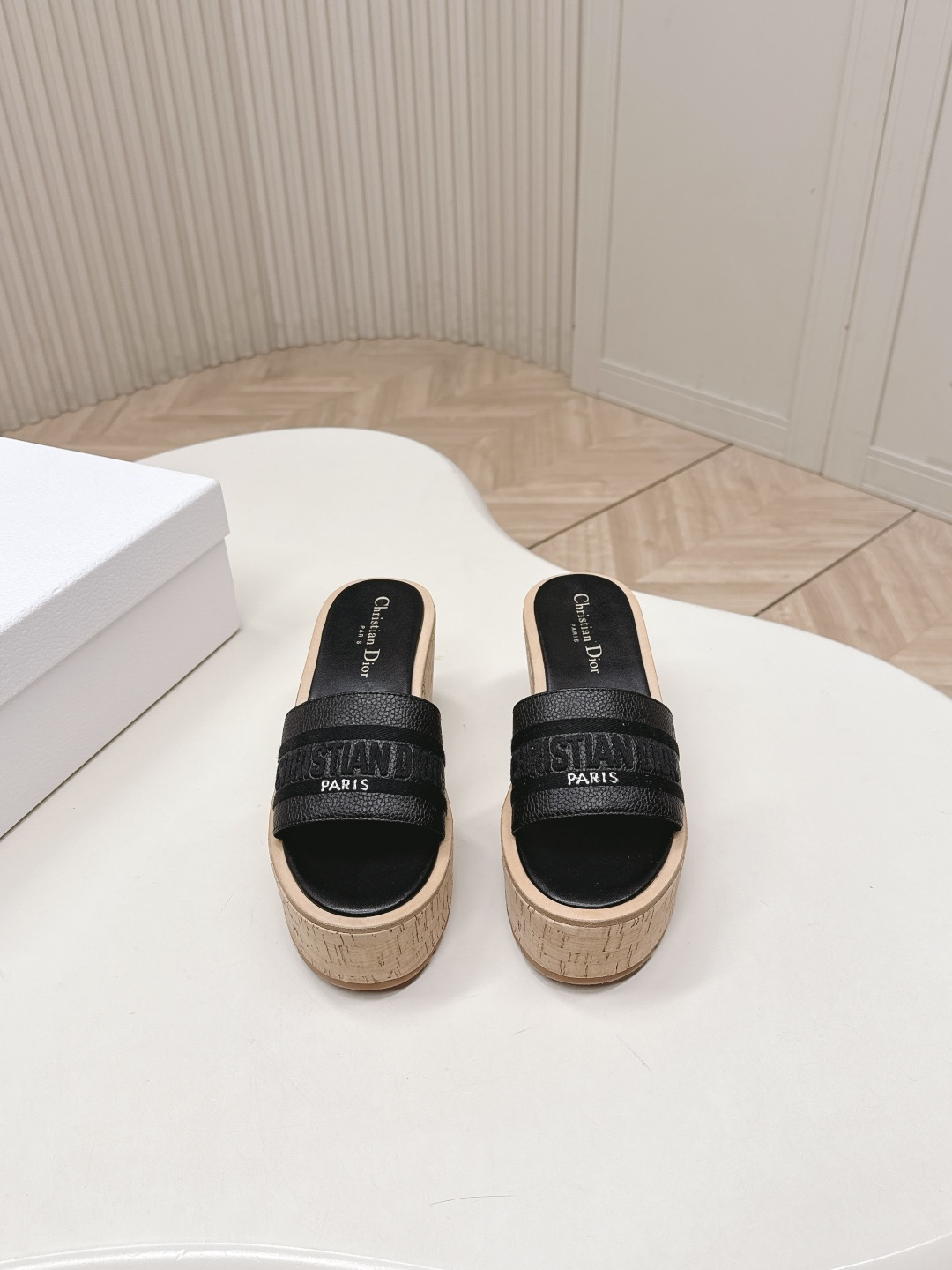 NO:747835,Out of #DIOR's 2026 early spring new style, the strappy slippers and sandals that you'll want at first glance are simple and elegant, 'low-key luxury!  Equipped with an eye-catching Chanristian Dior logo buckle #very high-end, comfortable to wear, good-looking and easy to match #can be worn in spring, summer, autumn and winter!  Imported embroidery on the upper, water-dyed cowhide lining, original sole, size 35-41, slippers, chanel, dior, dior, sandals, slippers, cowhide19860909出  #迪奥2026早春新款一眼就想要的一字带拖鞋凉鞋简单大方‘低调奢华！ 配上醒目的Chanristian Dior标志扣#非常高级 穿着舒适好看而且好搭配#春夏秋冬都以穿！ 鞋面进口刺绣 内里水染牛皮 鞋底原版鞋底 size35-41,拖鞋,chanel,dior,dior,sandals,slippers,cowhide,Women's Shoes