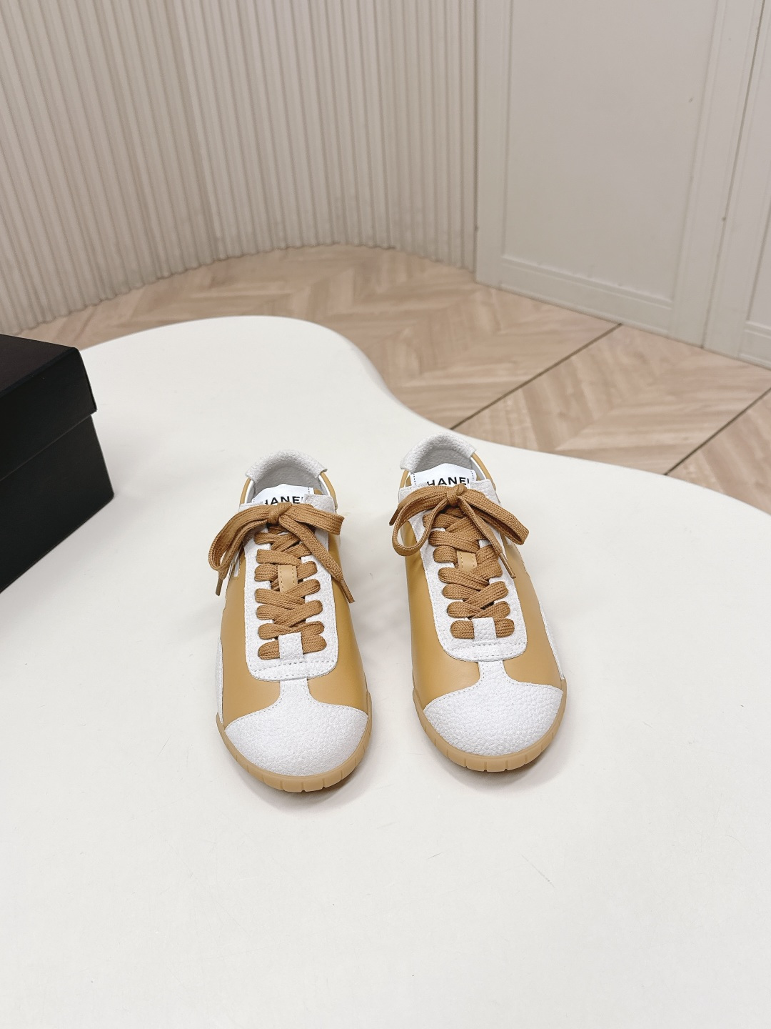 NO:722878,Top version Chanel Chanel 26P Sneaker series early spring new casual moral training shoes sports shoes The love of the world is Xiaoxiang. Try to accept new styles. The new designer has injected a new soul into Xiaoxiang. This moral training shoe is highly recommended. It is light and soft and super easy to wear. Black, white, red, brown and apricot, timeless, classic and versatile, clean and neat, red and blue, very springy. Upper frosted cowhide, silk cowhide, lining sheepskin  Sole raw rubber sole, size 35-41 (40.41 customized, non-refundable), casual shoes/sports shoes, chanel, chanel, sneakers, cowhide, sheepskin19860909顶级版本  Chanel香奈儿26P Sneaker 系列早春新款 休闲德训鞋 运动鞋 人间挚爱是小香 尝试接受新风格 新换的设计师 给小香注入了新的灵魂 此款德训鞋强烈推荐 又轻又软 超级好穿 黑色 白色 红色 棕杏色 永不过时 经典百搭 干净利落 红色 蓝色 很有春天的气息 鞋面磨砂牛皮丝绸牛皮 内里羊皮 鞋底生胶底 码数35-41（40.41定制不退换）,休闲鞋/运动鞋,chanel,chanel,sneakers,cowhide,sheepskin,Women's Shoes