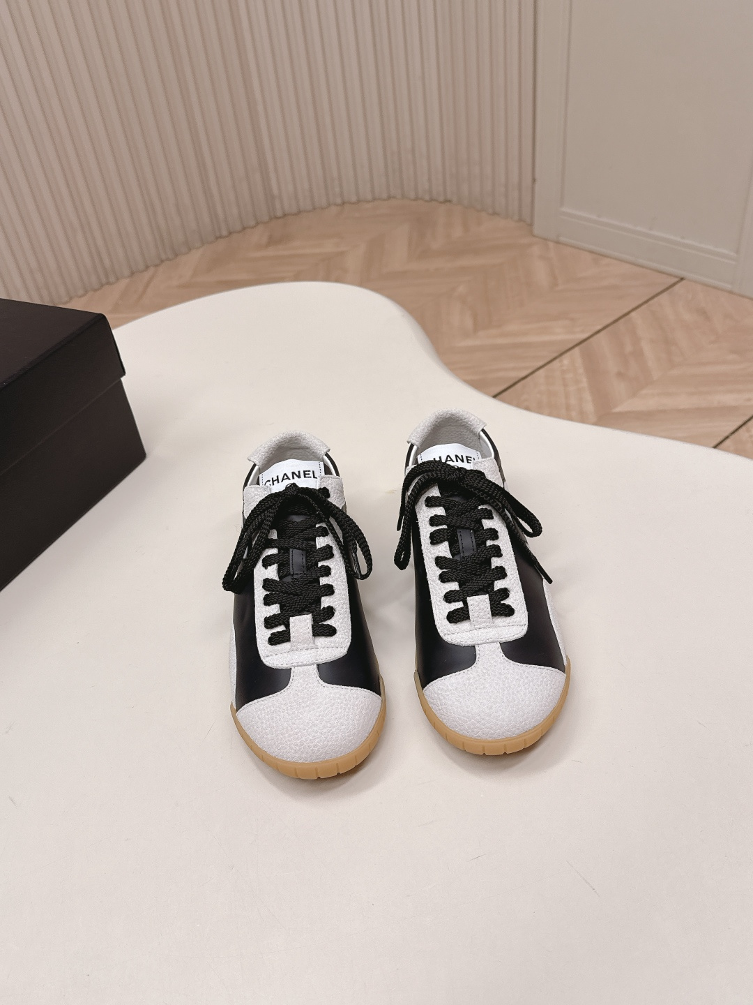 NO:747824,High version of Chanel Chanel 26P Sneaker series early spring new casual moral training shoes and sports shoes. The love of the world is Xiaoxiang. Try to accept new styles. The new designer has injected a new soul into Xiaoxiang. This moral training shoe is highly recommended. It is light and soft and super easy to wear. Black, white, red, brown and apricot, timeless, classic and versatile, clean and neat, red, blue, very springy. Upper frosted cowhide, silk cowhide, lining sheepskin  Sole raw rubber sole, size 35-41, casual shoes/sports shoes, chanel, chanel, sneakers, cowhide, sheepskin19860909高版 出 Chanel香奈儿26P Sneaker 系列早春新款 休闲德训鞋 运动鞋 人间挚爱是小香 尝试接受新风格 新换的设计师 给小香注入了新的灵魂 此款德训鞋强烈推荐 又轻又软 超级好穿 黑色 白色 红色 棕杏色 永不过时 经典百搭 干净利落 红色 蓝色 很有春天的气息 鞋面磨砂牛皮丝绸牛皮 内里羊皮 鞋底生胶底 码数35-41,休闲鞋/运动鞋,chanel,chanel,sneakers,cowhide,sheepskin,Women's Shoes