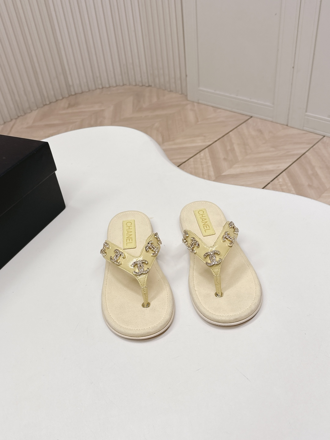 NO:722876,, Chanel Chanel Classic Double C Flip-Flop Sandals 2025★★★★★ Many celebrities and Internet celebrities have worn them. It is a versatile series popularized by domestic and foreign bloggers. It is a must-have sandal for spring and summer wardrobes. The upper is imported sheepskin and hardware accessories. Lining: Imported crystal sheepskin lining. Original outsole. Customized leather sole. Shoe size: 35-39 (34, 40, 41, custom-made, non-returnable)  Delivery of luxury latest counters with simultaneous packaging, split-toe shoes, chanel, chanel, sandals, sheepskin19860909,Chanel香奈儿经典双C夹趾凉拖2025★★★★★ 众多明星网红上脚,国内外博主刷爆的一个百搭系列,春夏衣橱搭配必备 凉鞋首选. 鞋面进口羊皮加五金饰品  内里: 进口水晶羊皮内里 大底原版开模定制真皮底 鞋码: 35-39（34、40、41、定做不退换） 配送豪华最新专柜同步包装,分趾鞋,chanel,chanel,sandals,sheepskin,Women's Shoes