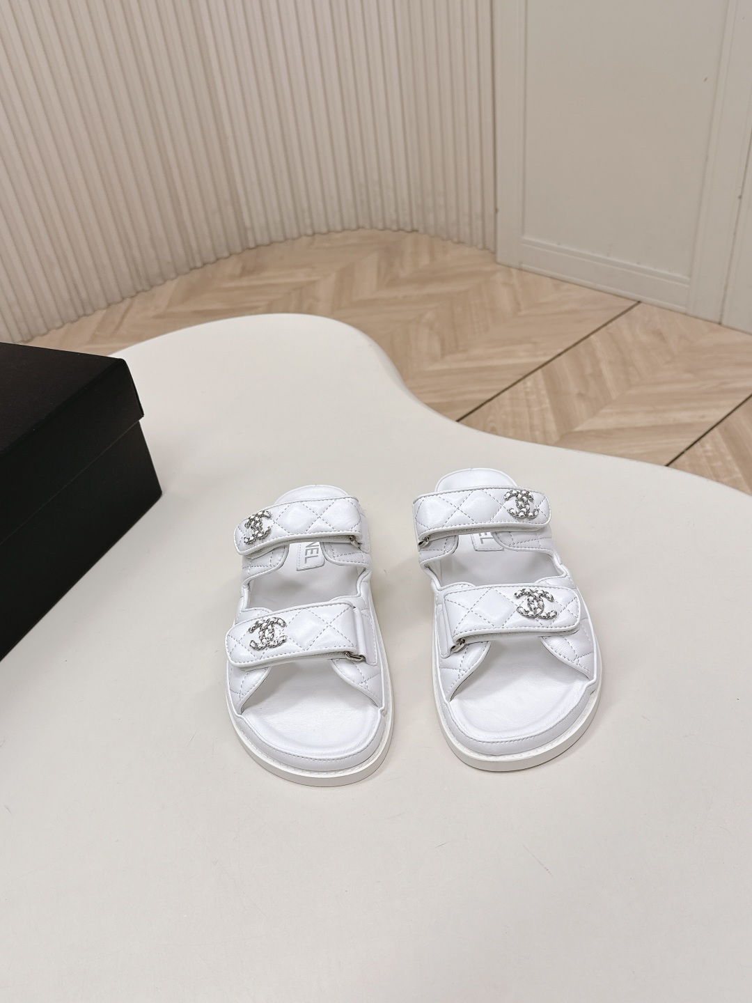 NO:722881,High version slippers and sandals 2026 new colors!  CHANEL Chanel 2026 new sandals and slippers series, classic series, every style is great, rhombus platform sandals, slippers, elegant and noble, comfortable and versatile, upper sheepskin/cloth, foot pad sheepskin, sole rubber outsole, size 35-40 (40 customized), slippers and sandals, chanel, chanel, sandals, slippers, sheepskin19860909高版本拖鞋 凉鞋 2026新色系！ CHANEL 香奈儿 2026新款凉鞋拖鞋系列 经典系列 每个款式都很赞 菱格松糕底沙滩凉鞋 拖鞋 优雅高贵 舒适百搭 鞋面羊皮/布面 垫脚羊皮 鞋底橡胶大底 码数35-40（40定制）,拖鞋凉鞋,chanel,chanel,sandals,slippers,sheepskin,Women's Shoes