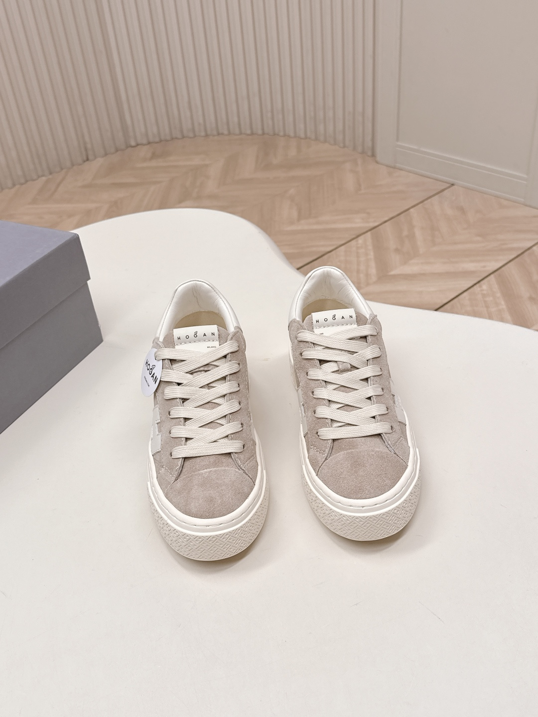 NO:722872,, HOGAN H705 retro sports shoes, casual thick-soled white shoes, HOGAN H705 Crosswind series retro sports shoes, simple and recognizable. The 'H' logo on the side of the shoe is super eye-catching, and the low-top design modifies the ankle line, which is great for daily commuting or long walks!  The insole is soft and resilient, comfortable to wear, and has strong versatility. It can be easily controlled whether it is casual, sports or skirt, and can easily switch between multiple styles. The upper is made of sheep tendon spliced ​​calfskin, and the lining is sheepskin. The outsole is an original molded TPU rubber sole!  Size 35-40 (40 customized, non-returnable), casual shoes/sports shoes, stuart weitzman, sneakers, skirts, cowhide, sheepskin19860909,HOGAN H705复古运动鞋 休闲厚底小白鞋 HOGAN H705 Crosswind系列复古运动鞋 简约又有辨识度.鞋侧“H”标志超吸睛,低帮设计修饰脚踝线条,日常通勤或长时间行走都很OK！鞋垫柔软回弹,穿着舒适,百搭属性强,无论休闲、运动还是裙装都能轻松驾驭,轻松切换多种风格. 鞋面羊筋拼接小牛皮 内里羊皮内里 大底原版开模tpu橡胶底！ 码数35-40（40定制不退换）,休闲鞋/运动鞋,stuart weitzman,sneakers,skirts,cowhide,sheepskin,Women's Shoes