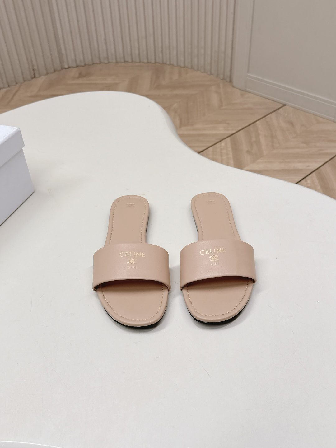 NO:749221,, CELINE Celine 2026 spring and summer new Arc de Triomphe retro Roman slippers, no pressure in and out of the counter, heavy-duty version, refuse to look at fake low-end goods. There are many celebrity Internet celebrities planting grass. A must-have in summer. Original last type, debugged N times, this shoe is absolutely Vintage retro style. Material custom-made sheepskin outsole, original Italian leather outsole, full package Size 35-41 (40.  41 Customized (non-refundable), slippers, celine, slippers, sheepskin, Leather soles19860909,CELINE思琳 2026春夏新品凯旋门复古罗马拖鞋 进出专柜无压力,重工版,拒绝一眼假low货 超多明星网红种草 夏天必备 原版楦型,调试N次、这款上脚绝对Vintage复古风味十足  材质定制羊皮 大底原版意大利真皮大底 全套包装 Size35-41(40. 41定做不退换),拖鞋,celine,slippers,sheepskin,Leather soles,Women's Shoes