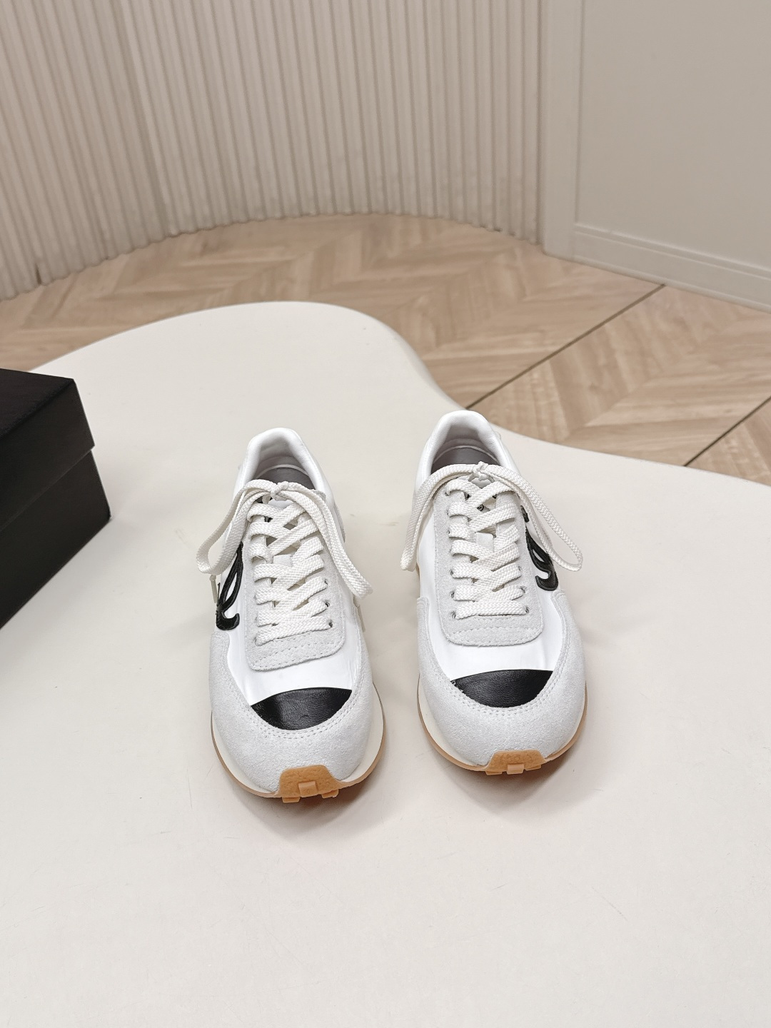 NO:722907,High version, Chanel Chanel 26P Sneaker series early spring new style casual moral training shoes and sports shoes. The love of the world is Xiaoxiang. Try to accept new styles. The new designer has injected a new soul into Xiaoxiang. This moral training shoe is highly recommended. It is light and soft. Super easy to wear. Black and white. Timeless. Classic and versatile. Clean and neat. Very springy. Upper frosted cowhide silk. Netting. Customized sheepskin lining. Original combination outsole.  Size 35-40 (40 customized), casual shoes/sports shoes, chanel, chanel, sneakers, cowhide, sheepskin19860909高版,Chanel香奈儿26P Sneaker 系列早春新款 休闲德训鞋 运动鞋 人间挚爱是小香 尝试接受新风格 新换的设计师 给小香注入了新的灵魂 此款德训鞋强烈推荐 又轻又软 超级好穿 黑色 白色 永不过时 经典百搭 干净利落  很有春天的气息 鞋面磨砂牛皮丝绸 拼网 内里定制羊皮 鞋底原版组合大底 码数35-40（40定制）,休闲鞋/运动鞋,chanel,chanel,sneakers,cowhide,sheepskin,Women's Shoes