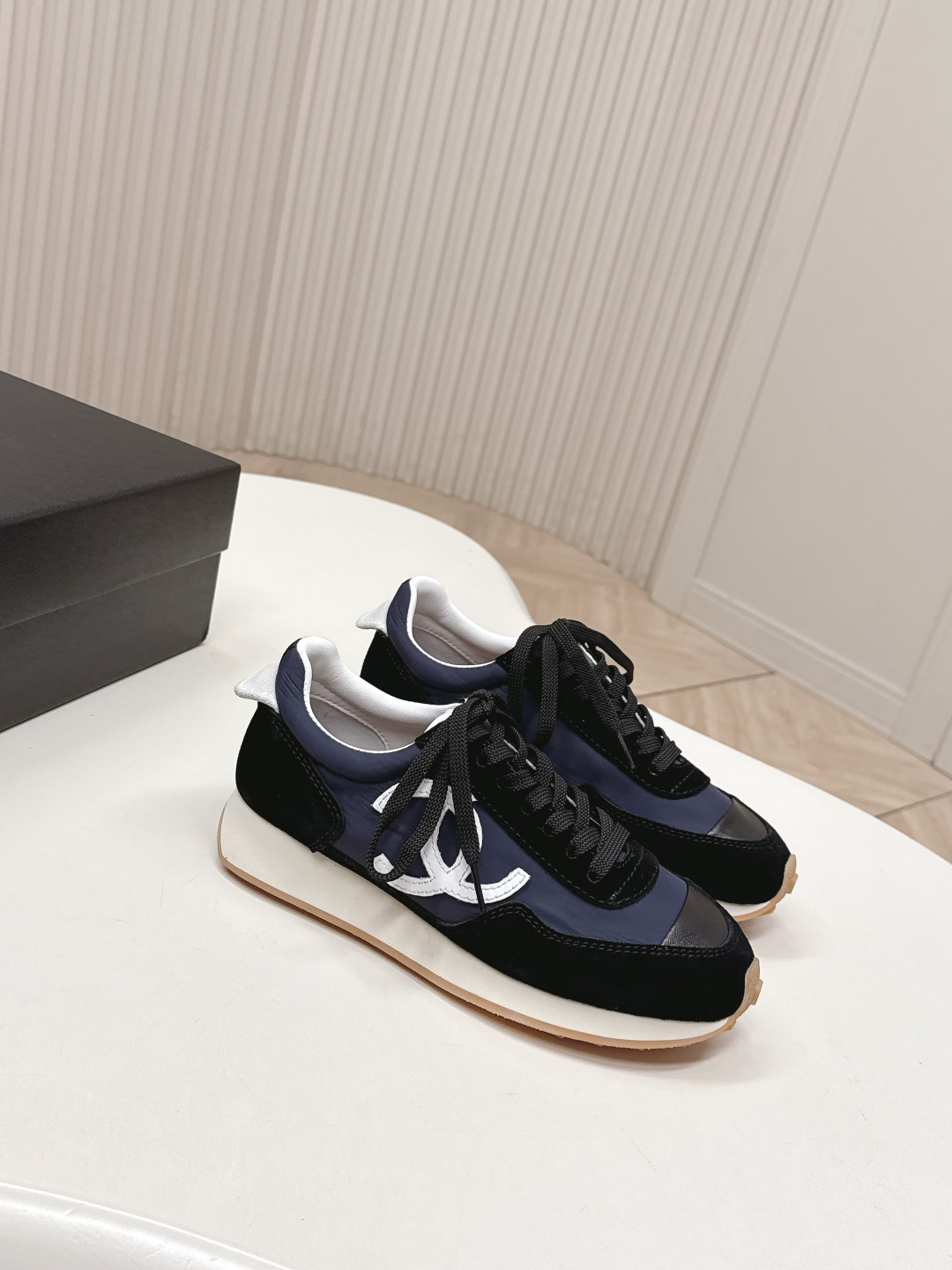 NO:748072,High version of Chanel Chanel 26P Sneaker series early spring new casual moral training shoes and sports shoes. The love of the world is Xiaoxiang. Try to accept the new style. The new designer has injected a new soul into Xiaoxiang. This moral training shoe is highly recommended. It is light and soft. Super easy to wear. Black and white. Timeless. Classic and versatile. Clean and neat. Very springy. Upper frosted cowhide silk mesh. Lining sheepskin. Original combination outsole.  Size 35-40, casual shoes/sports shoes, chanel, chanel, sneakers, cowhide, sheepskin19860909高版 Chanel香奈儿26P Sneaker 系列早春新款 休闲德训鞋 运动鞋 人间挚爱是小香 尝试接受新风格 新换的设计师 给小香注入了新的灵魂 此款德训鞋强烈推荐 又轻又软 超级好穿 黑色 白色 永不过时 经典百搭 干净利落  很有春天的气息 鞋面磨砂牛皮丝绸 拼网 内里羊皮 鞋底原版组合大底 码数35-40,休闲鞋/运动鞋,chanel,chanel,sneakers,cowhide,sheepskin,Women's Shoes