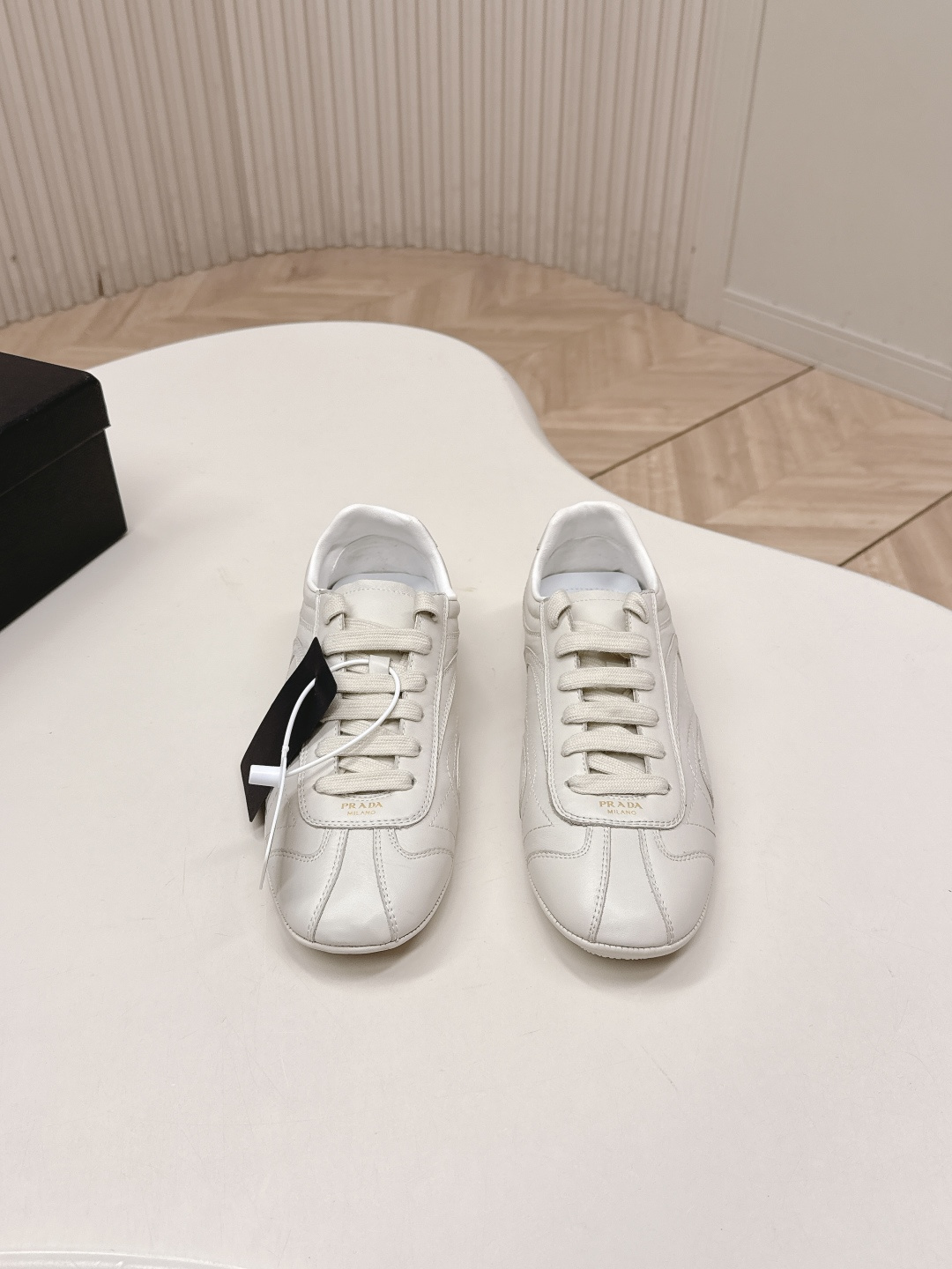 NO:722882,Full leather, Prada Prada P home 26ssfw~new new lace-up casual shoes, ballet shoes, moral training shoes, low-key luxury slip-ons, the best choice for the rich!  The soft rubber sole is known as the feeling of stepping on clouds ~ 100% comfort. The upper is made of delicate material, and the shoe shape is full of wrapping, soft and textured!  Full of high-end feel!  Upper calfskin lining sheepskin sole TPU non-slip outsole Size 35-39 (40.41 customization is not returnable), casual shoes/sports shoes, prada, prada, sneakers, cowhide, sheepskin19860909全皮面,Prada普拉达P家26ssfw～new新款系带休闲鞋芭蕾舞鞋 德训鞋 低调奢华懒人鞋,富人的不二选择！ 软胶底素有踩云感之称～舒适度百分百 细腻材质鞋面,鞋型包裹感十足,柔和而有质感！高级感满满！ 鞋面 小牛皮 内里 羊皮 鞋底tpu防滑大底 Size 35-39（40.41定制不退换）,休闲鞋/运动鞋,prada,prada,sneakers,cowhide,sheepskin,Women's Shoes