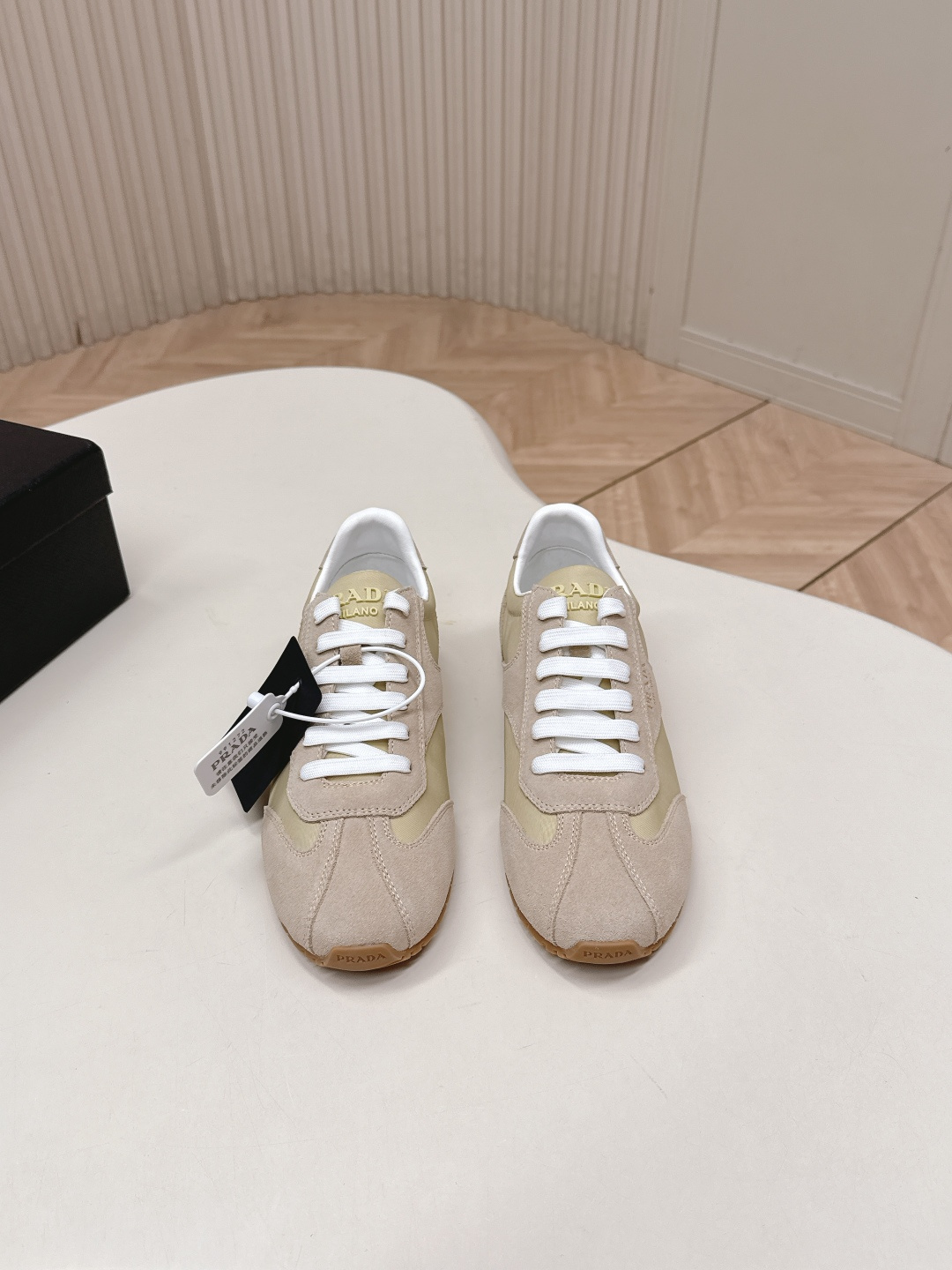 NO:722887,,Prada Prada P home 26ssfw~new new lace-up casual shoes, moral training shoes, low-key luxury lazy shoes, the best choice for the rich!  The soft rubber sole is known as the feeling of stepping on clouds ~ 100% comfort. The upper is made of delicate material, and the shoe shape is full of wrapping, soft and textured!  Full of high-end feel!  Upper: cowhide + ski cloth; lining: sheepskin + cloth; sole: TPU non-slip outsole; Size 35-39 (40.41 customization, non-returnable), casual shoes/sports shoes, prada, prada, sneakers, sheepskin19860909,Prada普拉达P家26ssfw～new新款系带休闲鞋 德训鞋 低调奢华懒人鞋,富人的不二选择！ 软胶底素有踩云感之称～舒适度百分百 细腻材质鞋面,鞋型包裹感十足,柔和而有质感！高级感满满！ 鞋面 牛绒加滑雪服布 内里 羊皮+布 鞋底tpu防滑大底 Size 35-39（40.41定制不退换）,休闲鞋/运动鞋,prada,prada,sneakers,sheepskin,Women's Shoes