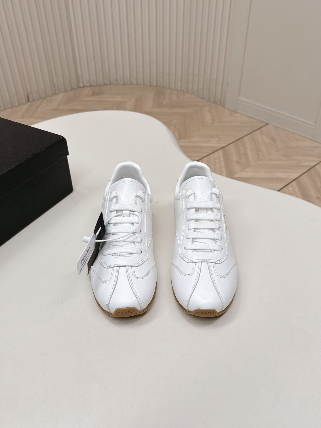 NO:722892,Full leather, Prada P home 26ssfw~new new lace-up casual shoes, moral training shoes, low-key luxury lazy shoes, the best choice for the rich!  The soft rubber sole is known as the feeling of stepping on clouds ~ 100% comfort. The upper is made of delicate material, and the shoe shape is full of wrapping, soft and textured!  Full of high-end feel!  Upper calfskin lining sheepskin sole TPU non-slip outsole Size 35-39 (40.41 customization is not returnable), casual shoes/sports shoes, prada, prada, sneakers, cowhide, sheepskin19860909全皮面,Prada普拉达P家26ssfw～new新款系带休闲鞋 德训鞋 低调奢华懒人鞋,富人的不二选择！ 软胶底素有踩云感之称～舒适度百分百 细腻材质鞋面,鞋型包裹感十足,柔和而有质感！高级感满满！ 鞋面 小牛皮 内里 羊皮 鞋底tpu防滑大底 Size 35-39（40.41定制不退换）,休闲鞋/运动鞋,prada,prada,sneakers,cowhide,sheepskin,Women's Shoes