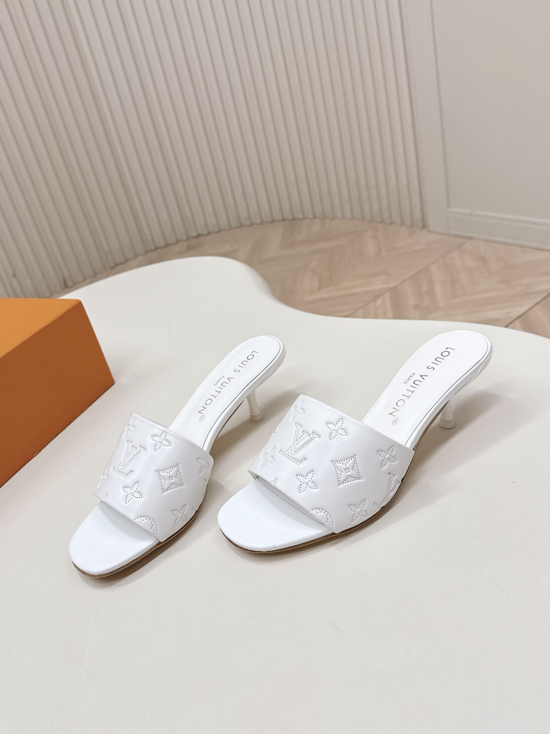 Louis Vuitton 皮面压花款5 5cm LV驴牌 2026系列 春夏新款高跟凉拖鞋 楦型百搭瘦脚yyds