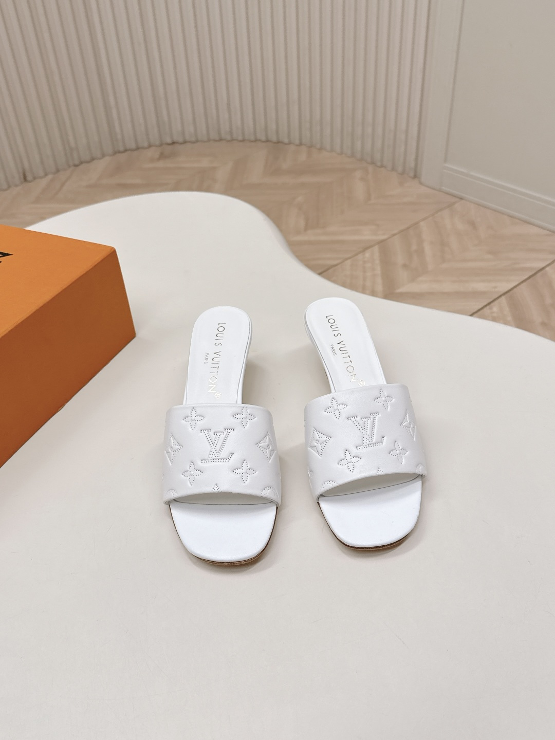 Louis Vuitton 皮面压花款5 5cm LV驴牌 2026系列 春夏新款高跟凉拖鞋 楦型百搭瘦脚yyds