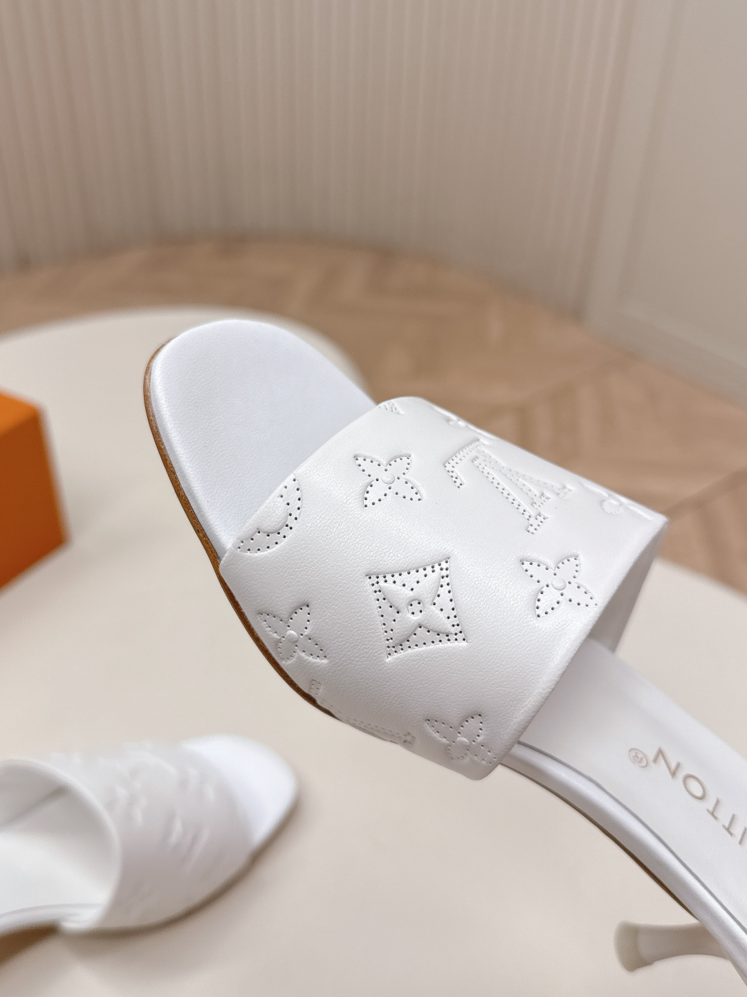 Louis Vuitton 皮面压花款5 5cm LV驴牌 2026系列 春夏新款高跟凉拖鞋 楦型百搭瘦脚yyds