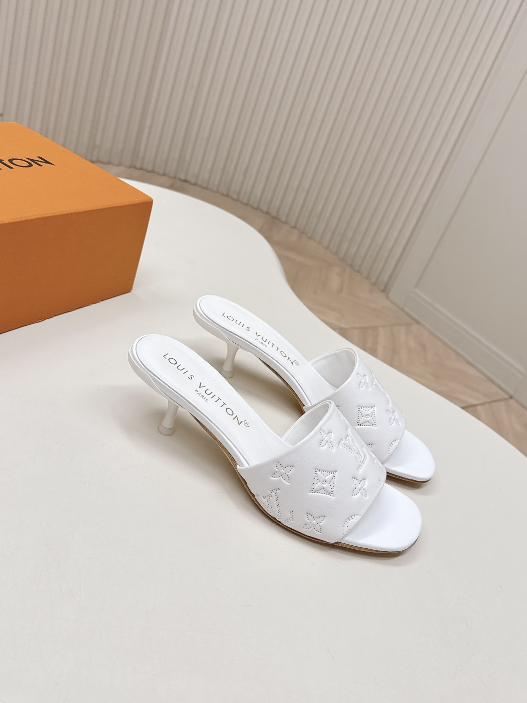 Louis Vuitton 皮面压花款5 5cm LV驴牌 2026系列 春夏新款高跟凉拖鞋 楦型百搭瘦脚yyds