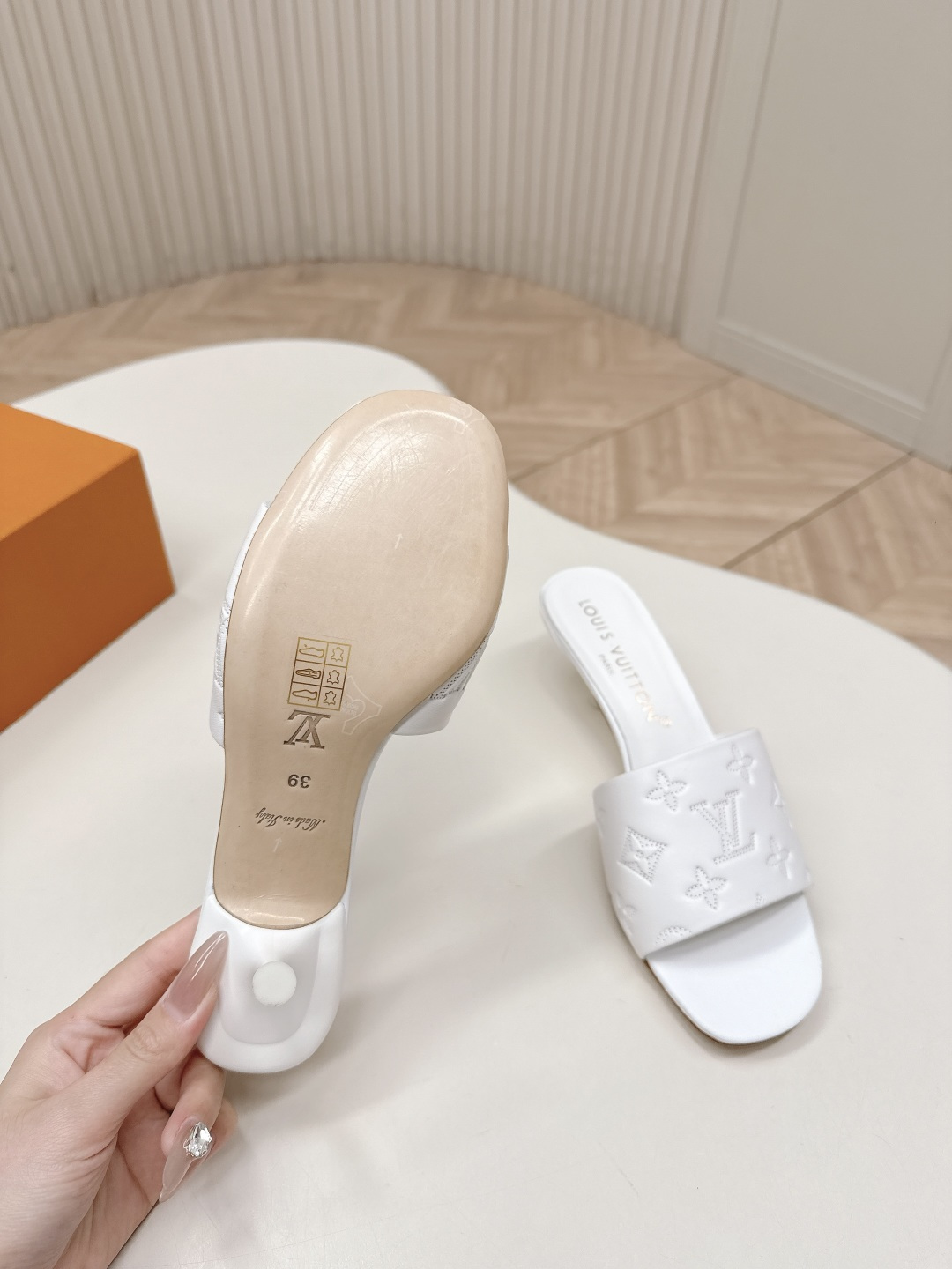 Louis Vuitton 皮面压花款5 5cm LV驴牌 2026系列 春夏新款高跟凉拖鞋 楦型百搭瘦脚yyds
