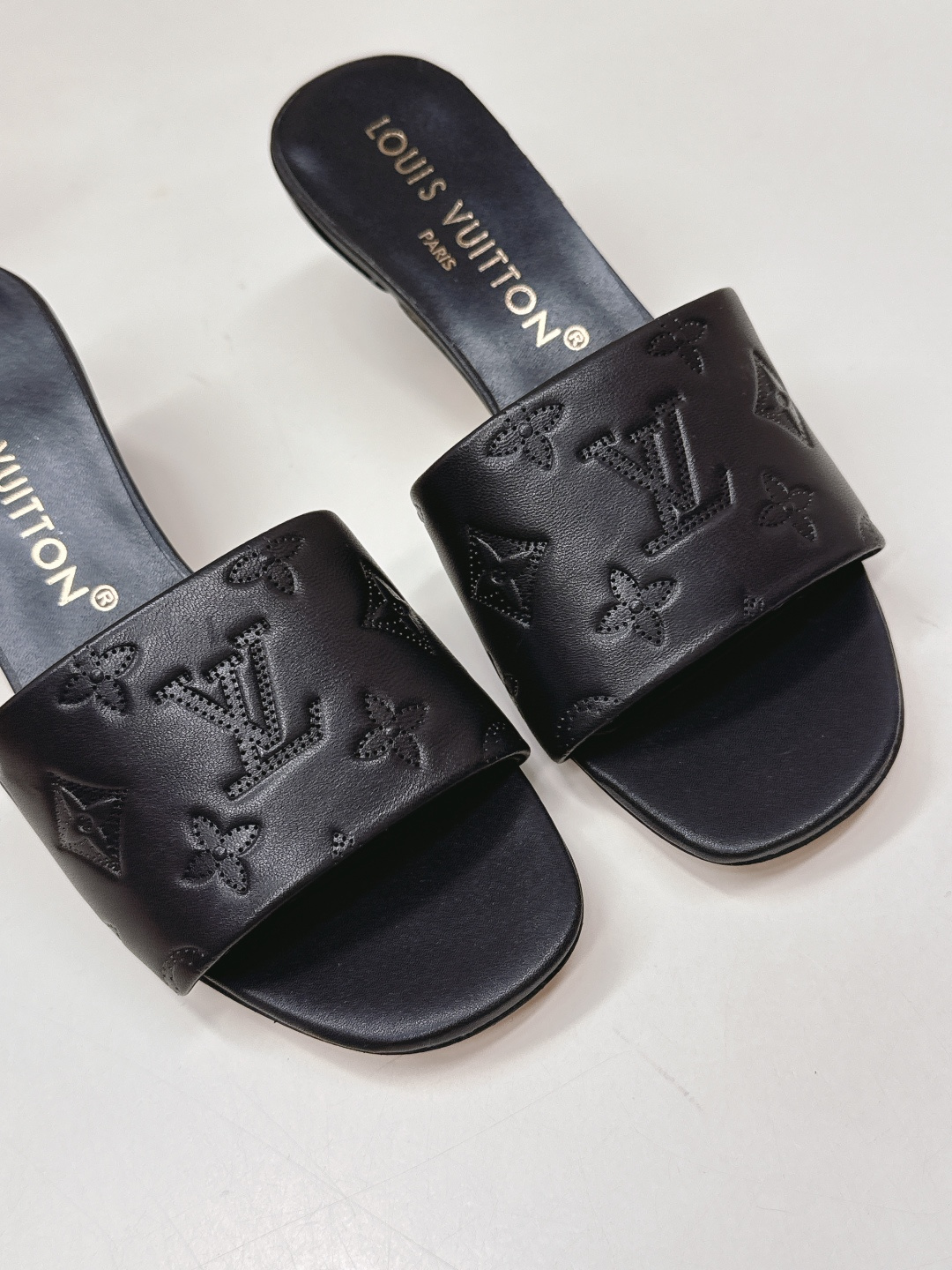 Louis Vuitton 皮面压花款5 5cm LV驴牌 2026系列 春夏新款高跟凉拖鞋 楦型百搭瘦脚yyds