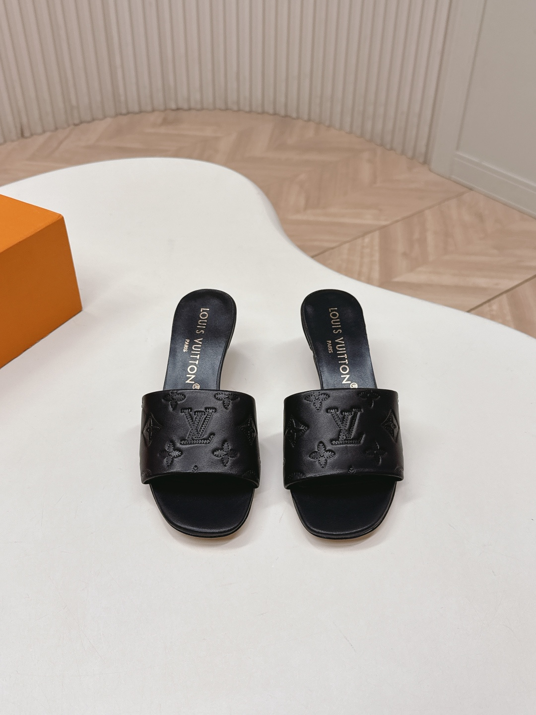 Louis Vuitton 皮面压花款5 5cm LV驴牌 2026系列 春夏新款高跟凉拖鞋 楦型百搭瘦脚yyds