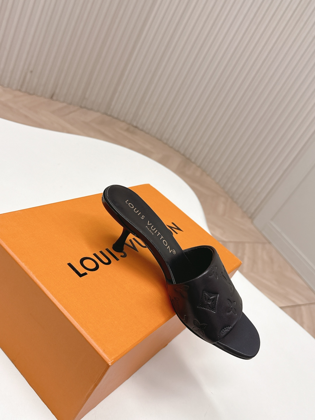 Louis Vuitton 皮面压花款5 5cm LV驴牌 2026系列 春夏新款高跟凉拖鞋 楦型百搭瘦脚yyds