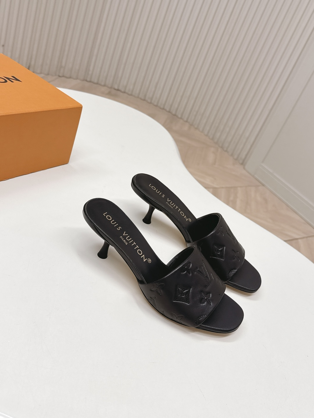 Louis Vuitton 皮面压花款5 5cm LV驴牌 2026系列 春夏新款高跟凉拖鞋 楦型百搭瘦脚yyds