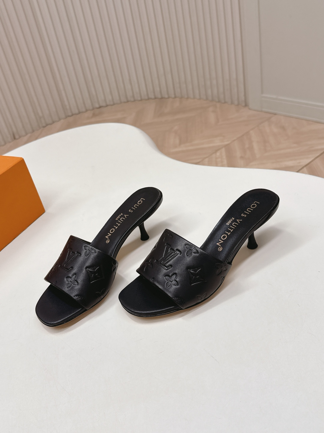 Louis Vuitton 皮面压花款5 5cm LV驴牌 2026系列 春夏新款高跟凉拖鞋 楦型百搭瘦脚yyds