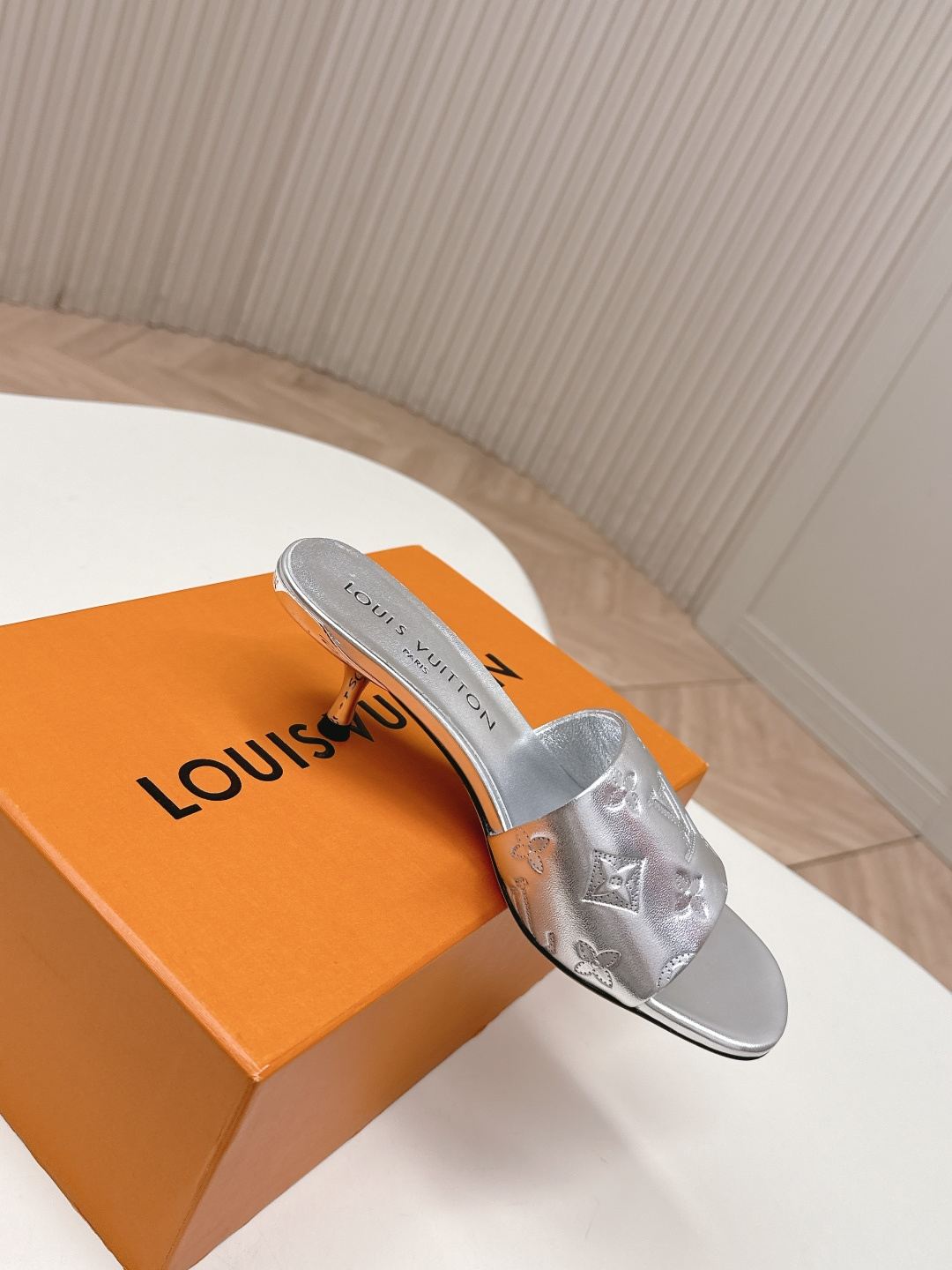 Louis Vuitton 皮面压花款5 5cm LV驴牌 2026系列 春夏新款高跟凉拖鞋 楦型百搭瘦脚yyds