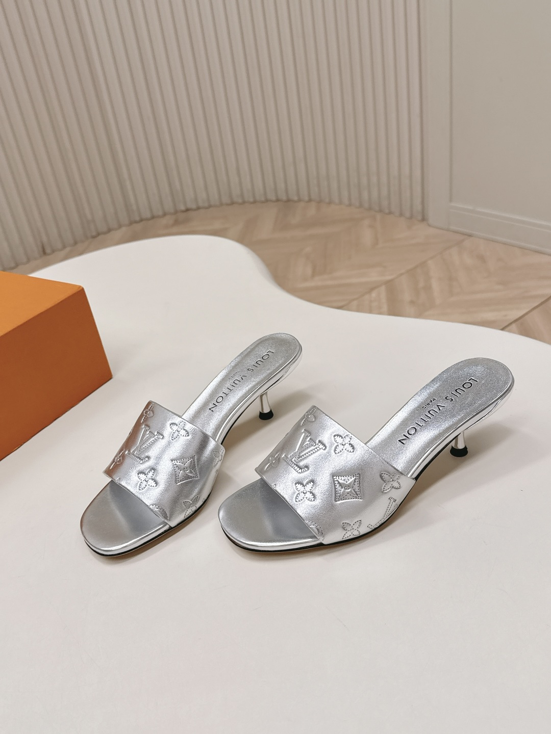 Louis Vuitton 皮面压花款5 5cm LV驴牌 2026系列 春夏新款高跟凉拖鞋 楦型百搭瘦脚yyds