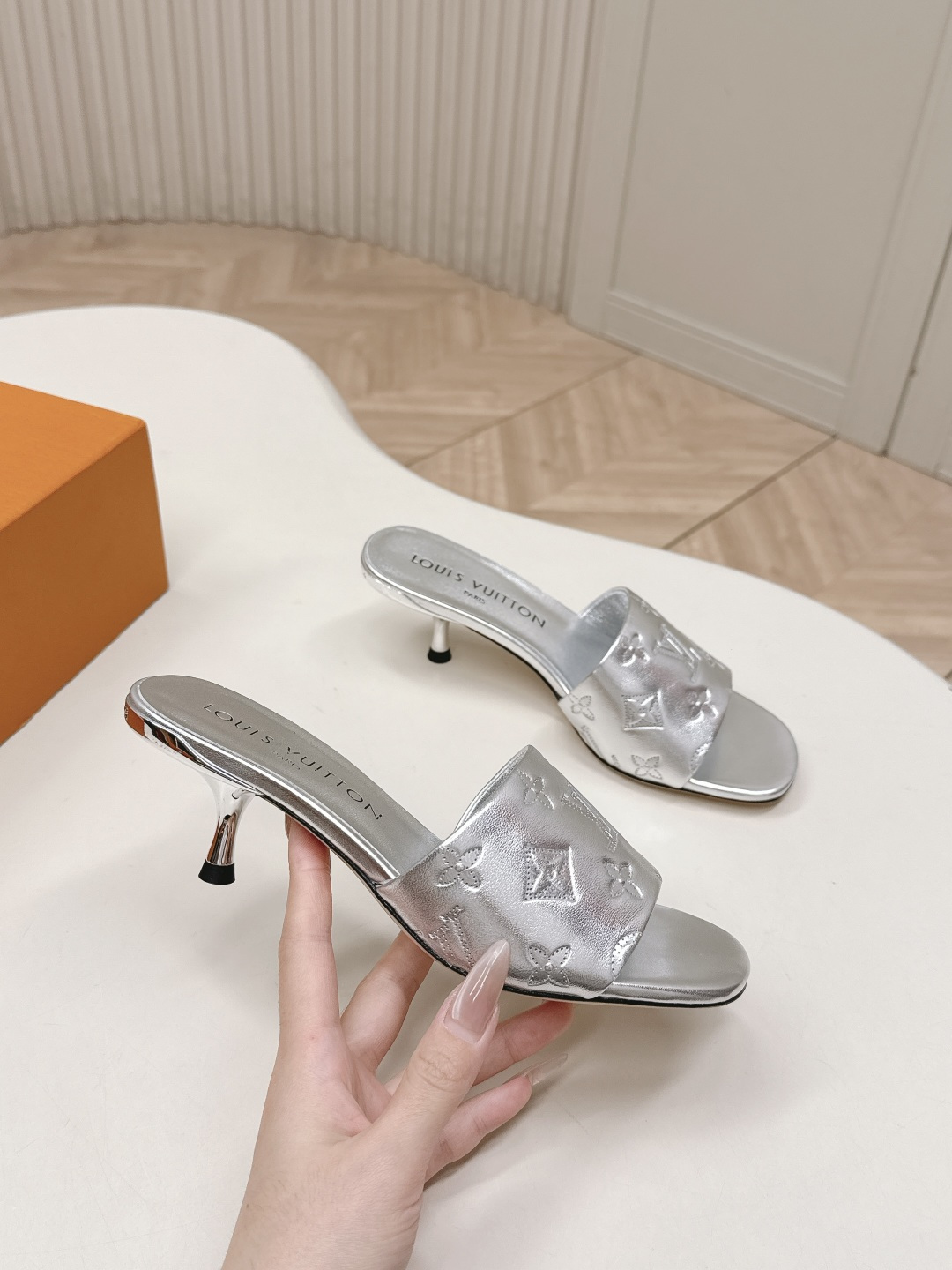 Louis Vuitton 皮面压花款5 5cm LV驴牌 2026系列 春夏新款高跟凉拖鞋 楦型百搭瘦脚yyds