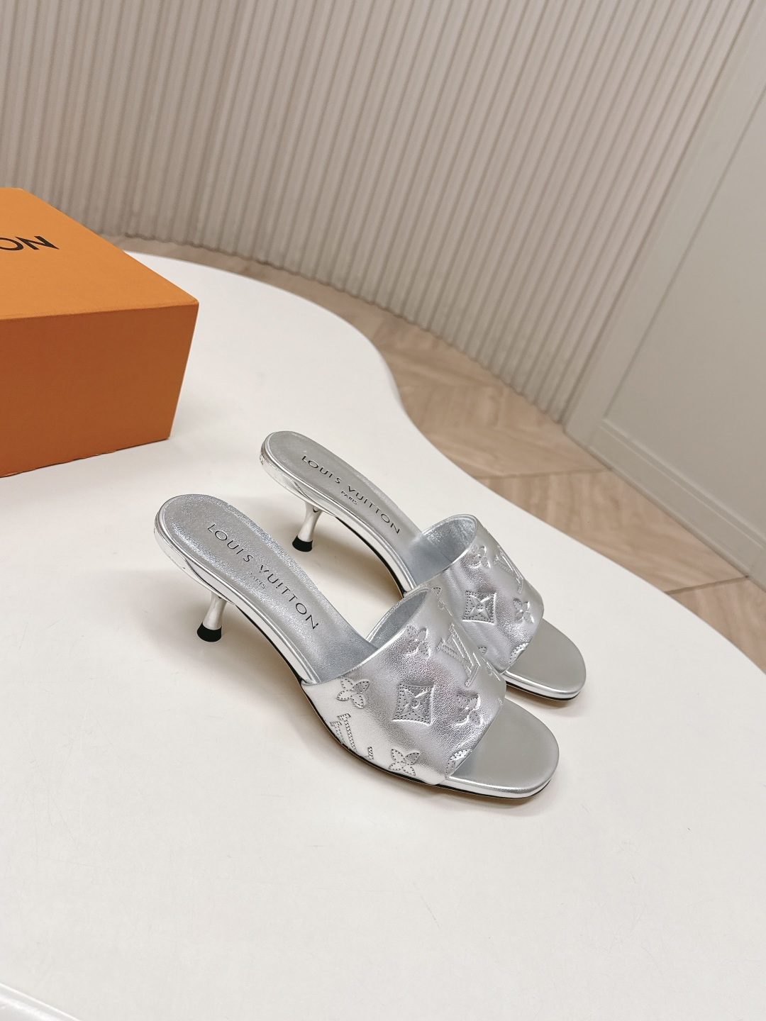 Louis Vuitton 皮面压花款5 5cm LV驴牌 2026系列 春夏新款高跟凉拖鞋 楦型百搭瘦脚yyds