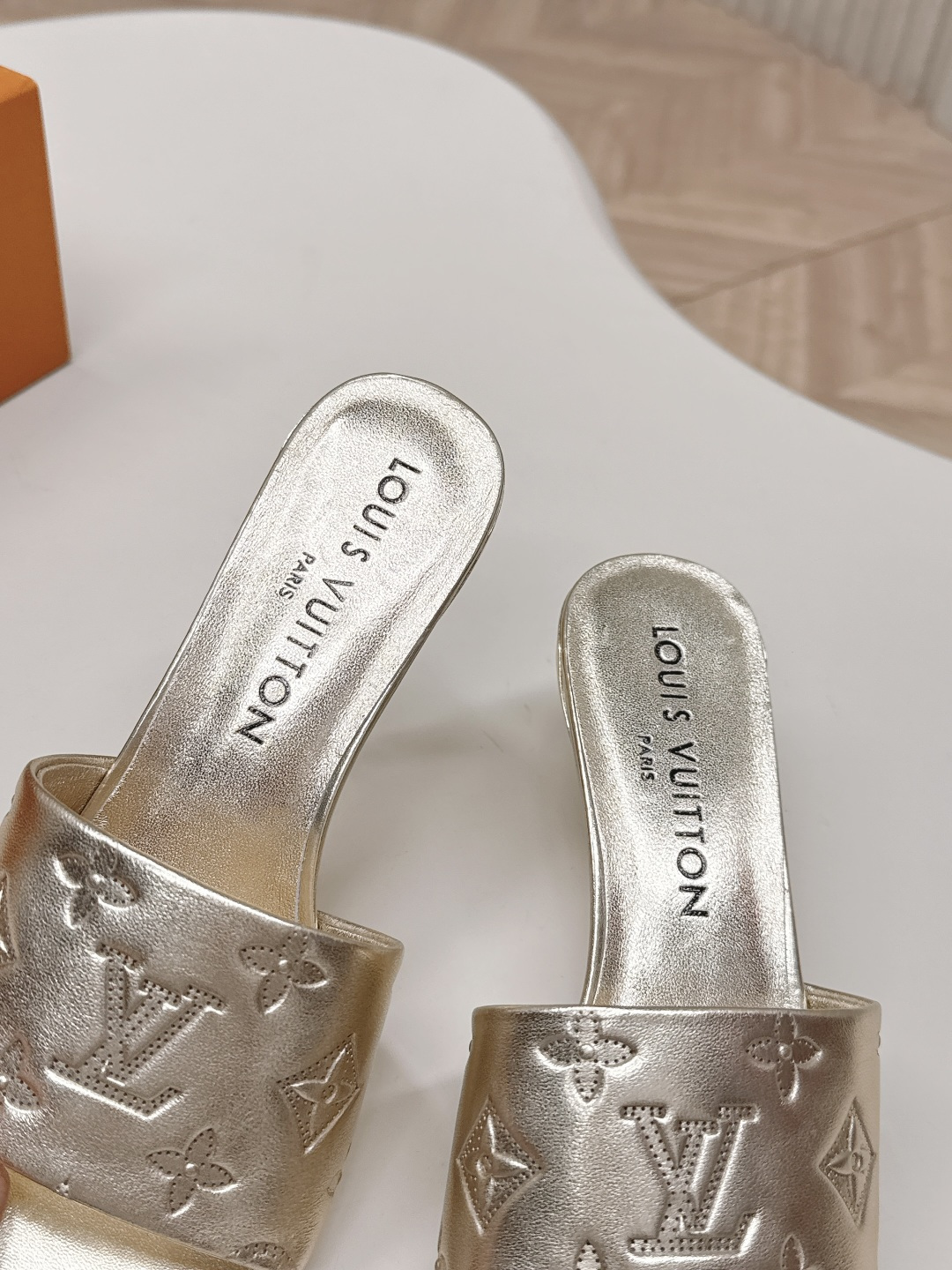 Louis Vuitton 皮面压花款5 5cm LV驴牌 2026系列 春夏新款高跟凉拖鞋 楦型百搭瘦脚yyds