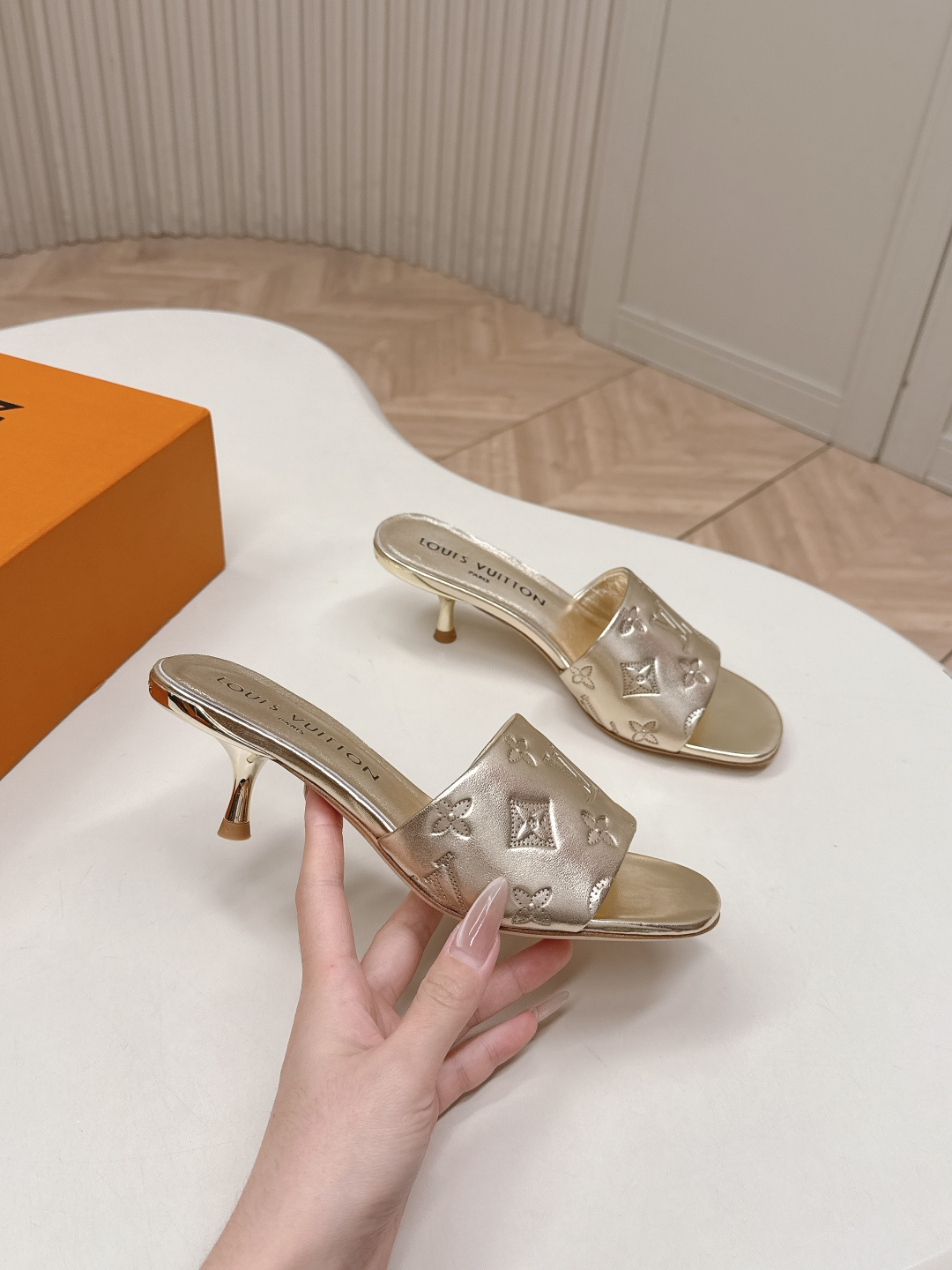 Louis Vuitton 皮面压花款5 5cm LV驴牌 2026系列 春夏新款高跟凉拖鞋 楦型百搭瘦脚yyds