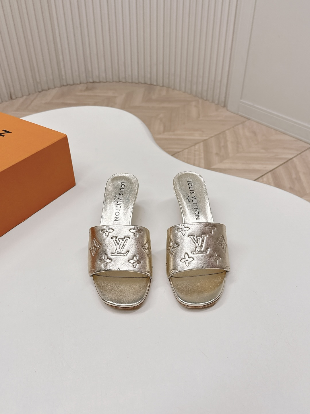 NO:747813,Leather embossed model 5.5cm from LV Donkey brand 2026 series new high-heeled sandals and slippers for spring and summer. Versatile last shape for slim feet yyds. Three-dimensional and plump shape. Comfortable for the upper foot. Original mold buckle hardware, very retro style and full of aura. The original presbyopic design style is very classic. Perfect details. Upper cowhide. Lining: Sheepskin. Outsole: Italian leather outsole. Size: 35-40.  41.42 order, slippers, louis vuitton, louis vuitton, slippers, cowhide, sheepskin, Leather soles19860909皮面压花款5.5cm 出LV驴牌 2026系列 春夏新款高跟凉拖鞋 楦型百搭瘦脚yyds.造型立体饱满 上脚舒适 原版模具饰扣五金,非常复古风、气场十足,原版老花设计风格非常经典 细节完美  鞋面牛皮面 内里: 羊皮 大底:意大利真皮大底 Size: 35-40 41.42订,拖鞋,louis vuitton,louis vuitton,slippers,cowhide,sheepskin,Leather soles,Women's Shoes