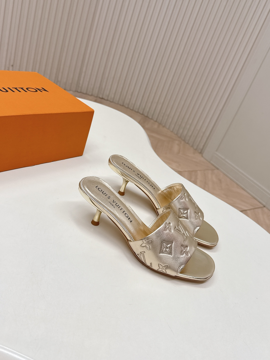 Louis Vuitton 皮面压花款5 5cm LV驴牌 2026系列 春夏新款高跟凉拖鞋 楦型百搭瘦脚yyds