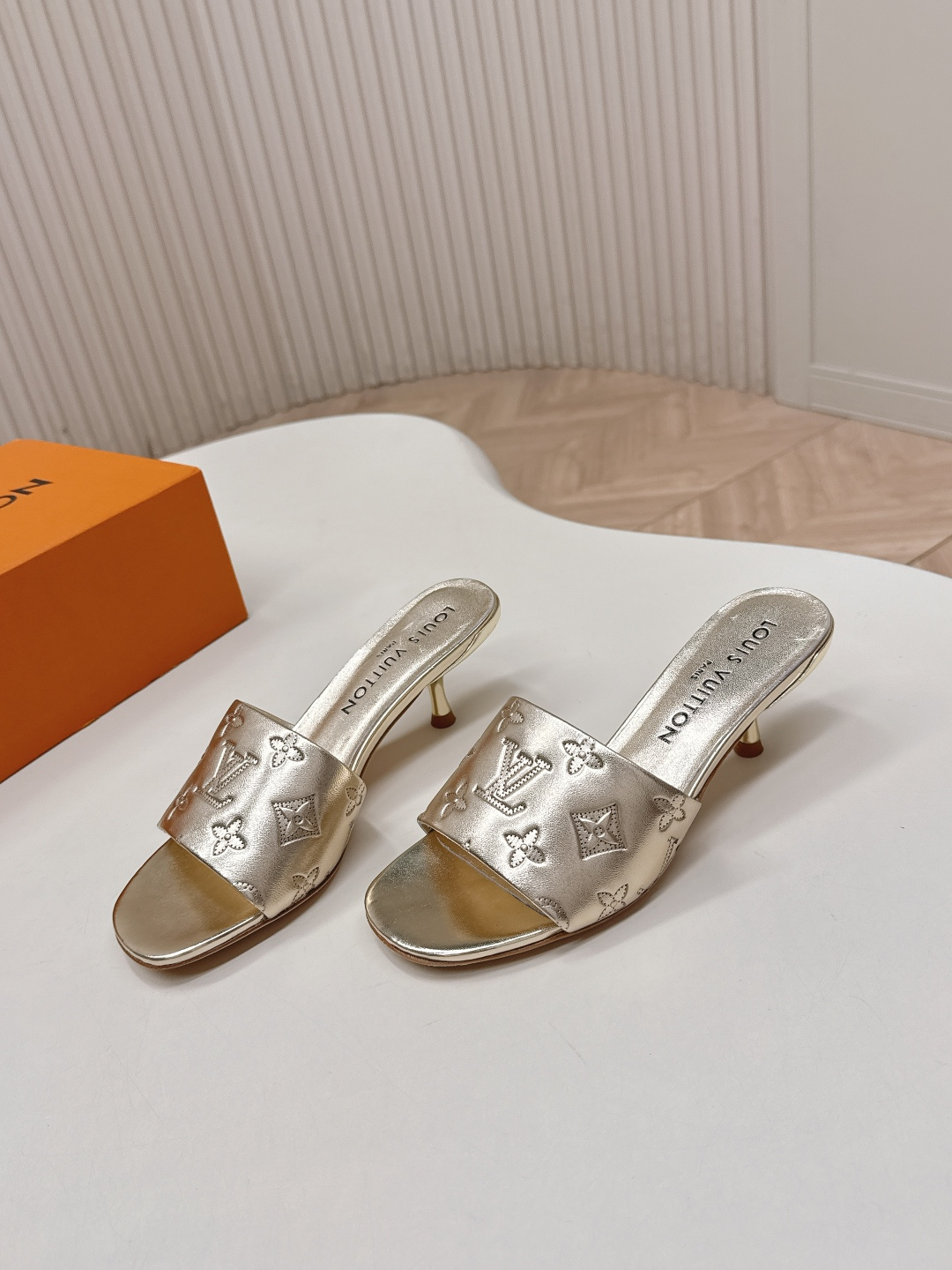 Louis Vuitton 皮面压花款5 5cm LV驴牌 2026系列 春夏新款高跟凉拖鞋 楦型百搭瘦脚yyds