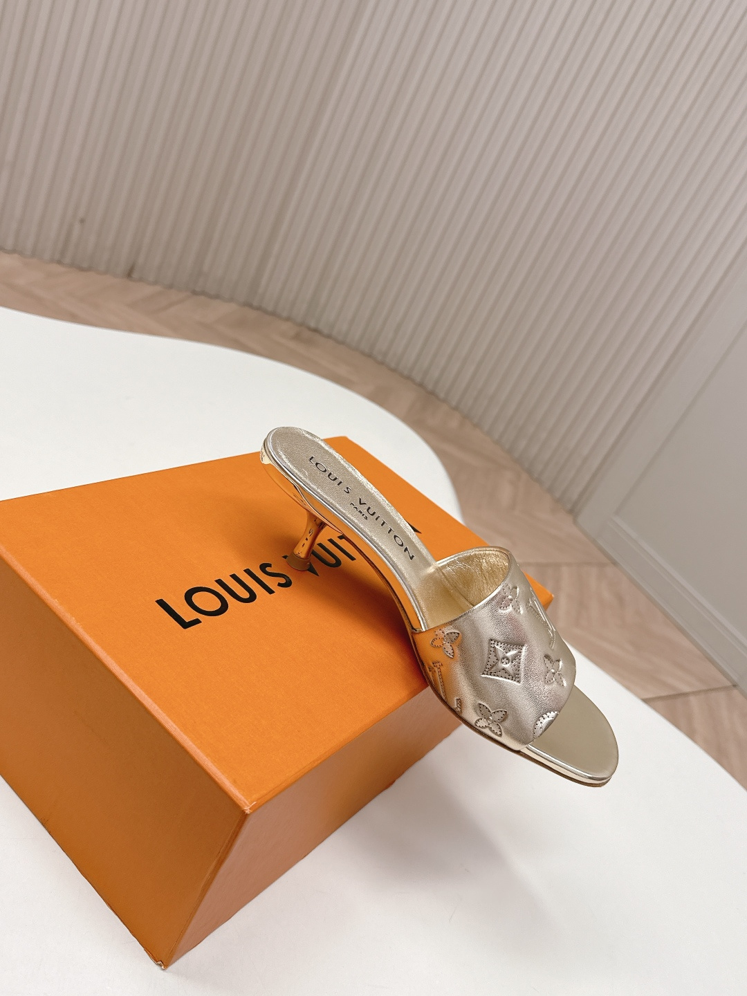 Louis Vuitton 皮面压花款5 5cm LV驴牌 2026系列 春夏新款高跟凉拖鞋 楦型百搭瘦脚yyds