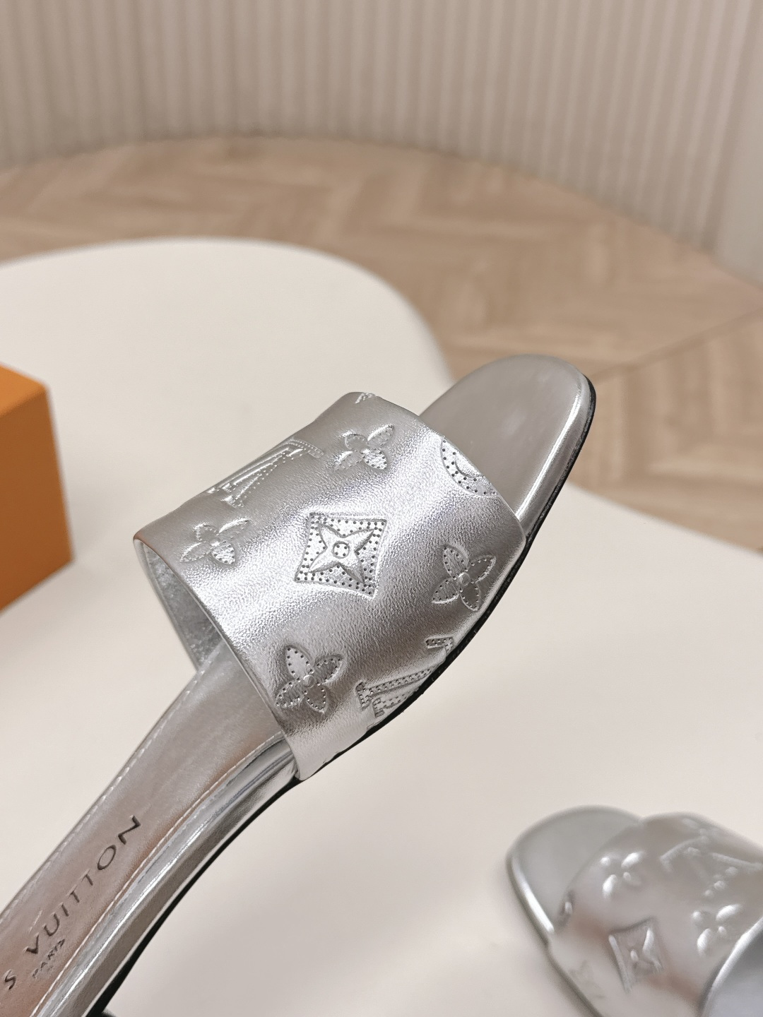 Louis Vuitton 皮面平底压花款 LV驴牌 2026系列 春夏新款高跟凉拖鞋 楦型百搭瘦脚yyds