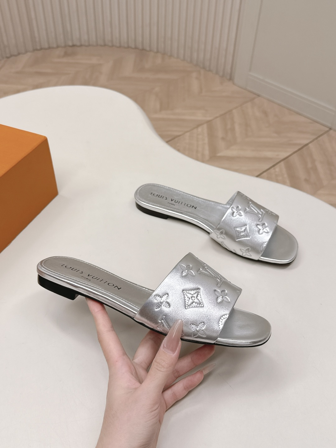 Louis Vuitton 皮面平底压花款 LV驴牌 2026系列 春夏新款高跟凉拖鞋 楦型百搭瘦脚yyds