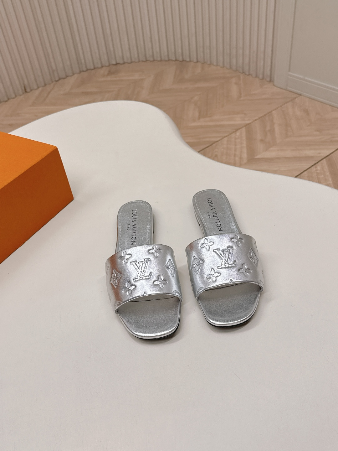 Louis Vuitton 皮面平底压花款 LV驴牌 2026系列 春夏新款高跟凉拖鞋 楦型百搭瘦脚yyds