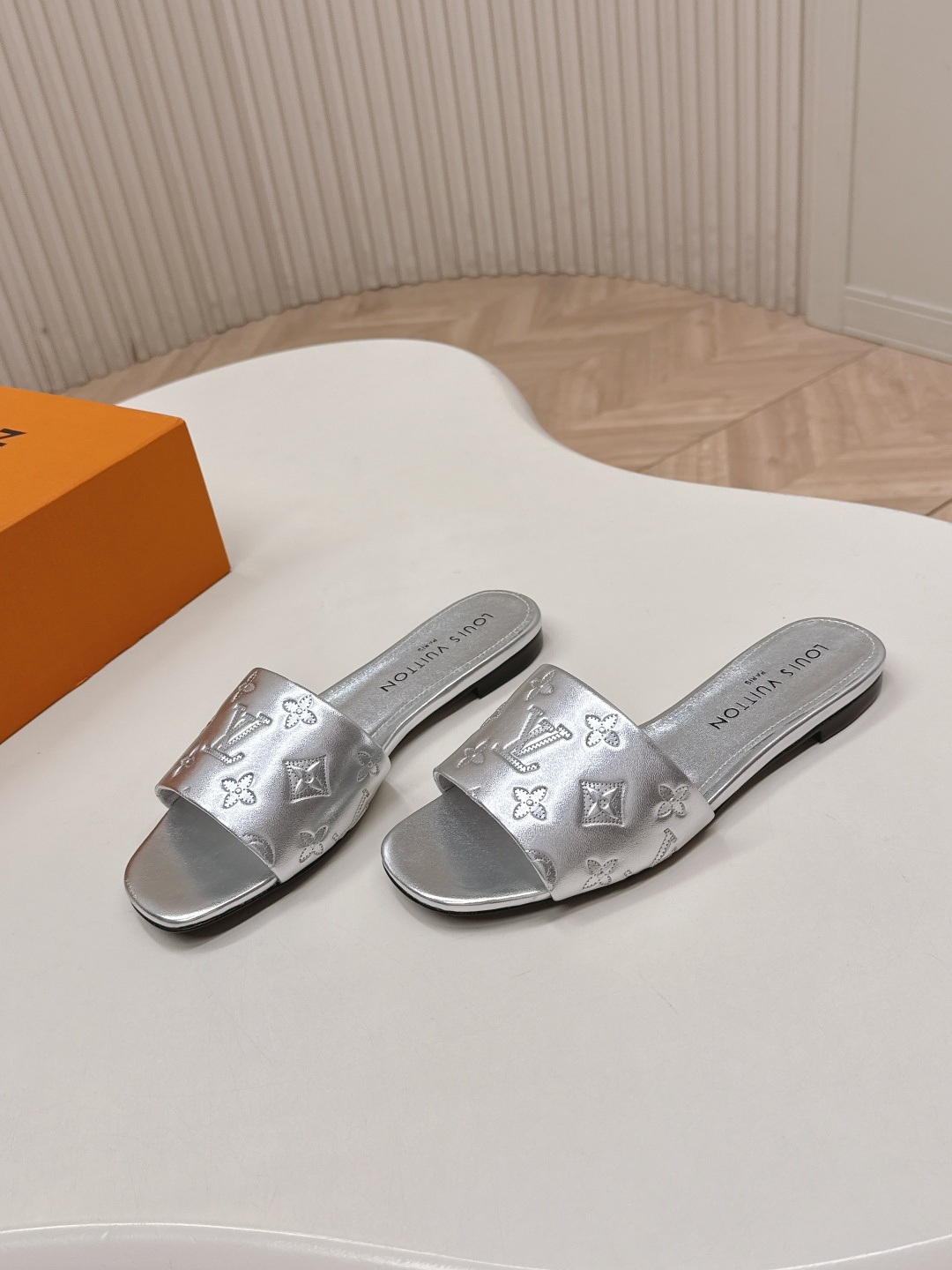 Louis Vuitton 皮面平底压花款 LV驴牌 2026系列 春夏新款高跟凉拖鞋 楦型百搭瘦脚yyds