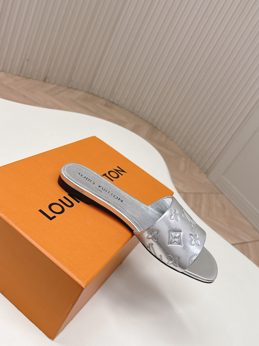 Louis Vuitton 皮面平底压花款 LV驴牌 2026系列 春夏新款高跟凉拖鞋 楦型百搭瘦脚yyds