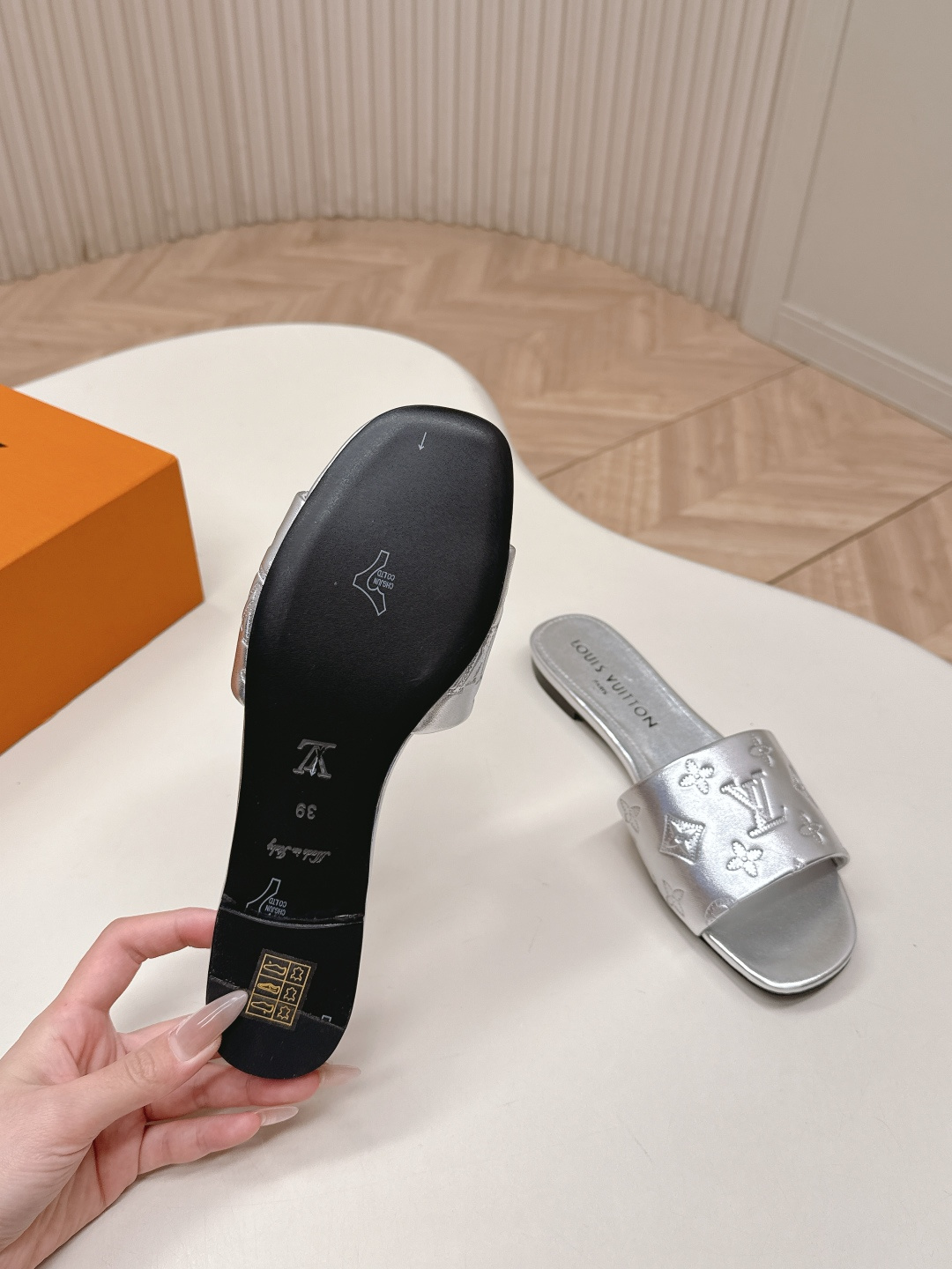 Louis Vuitton 皮面平底压花款 LV驴牌 2026系列 春夏新款高跟凉拖鞋 楦型百搭瘦脚yyds