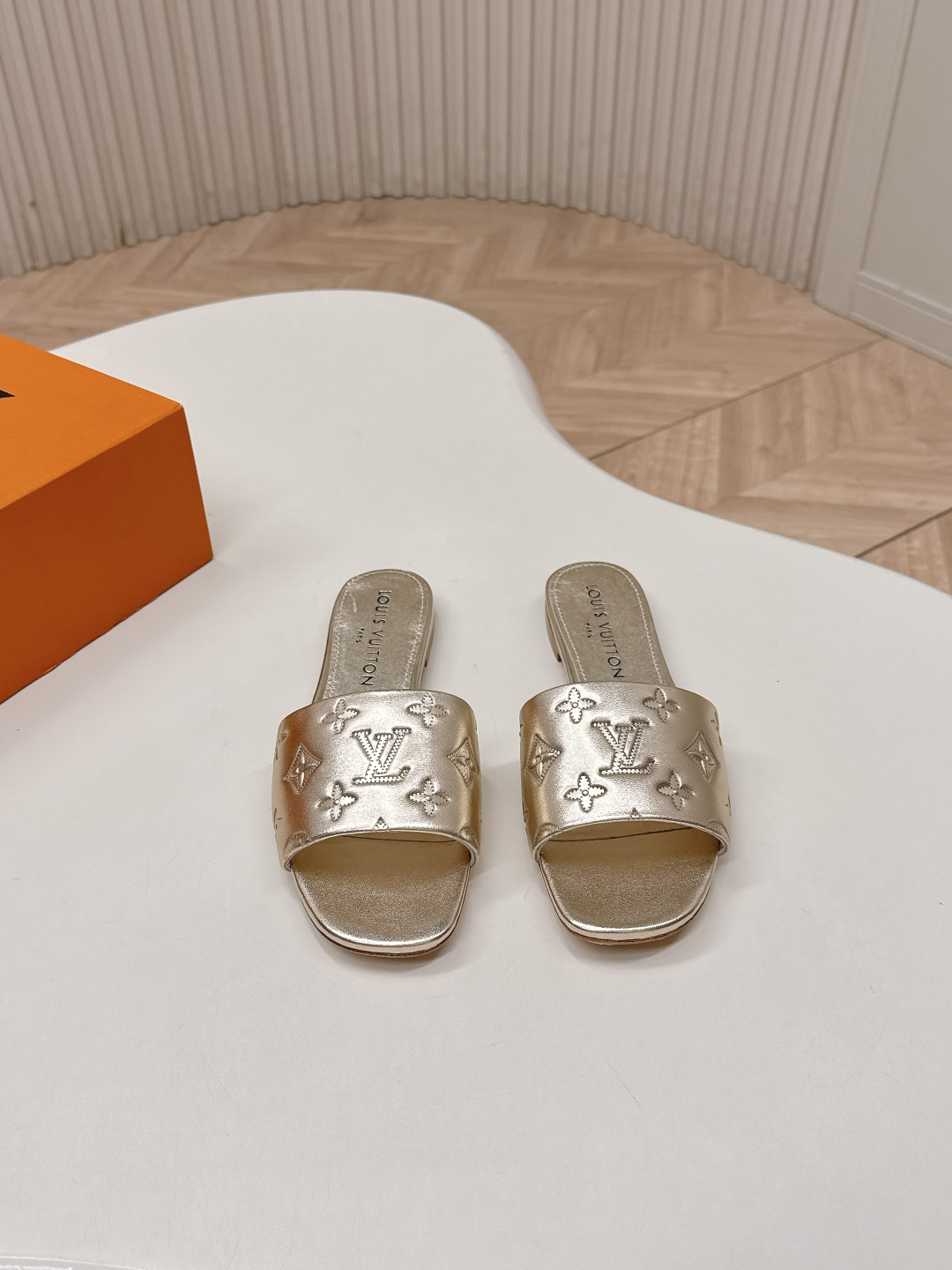 Louis Vuitton 皮面平底压花款 LV驴牌 2026系列 春夏新款高跟凉拖鞋 楦型百搭瘦脚yyds