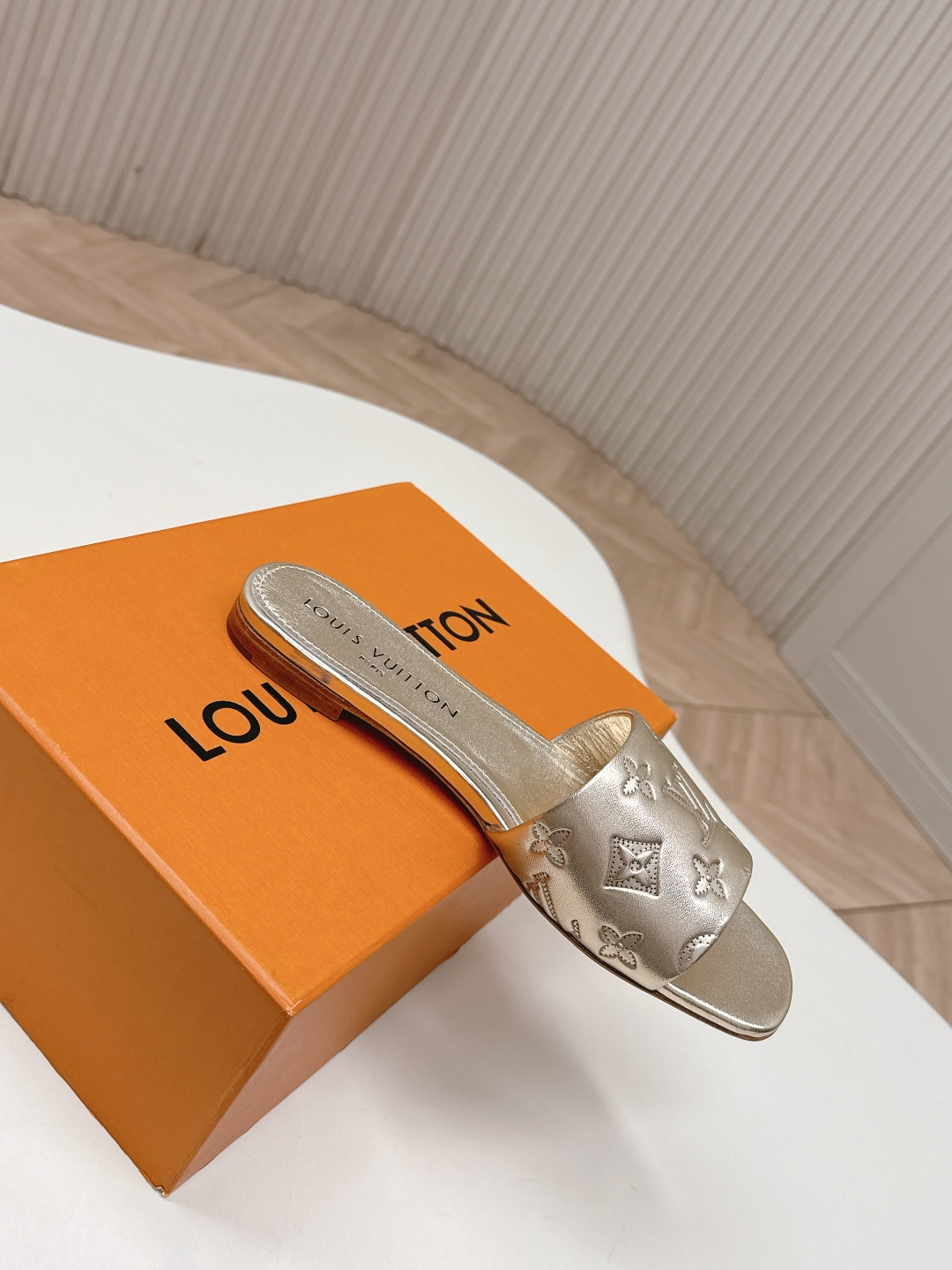 Louis Vuitton 皮面平底压花款 LV驴牌 2026系列 春夏新款高跟凉拖鞋 楦型百搭瘦脚yyds