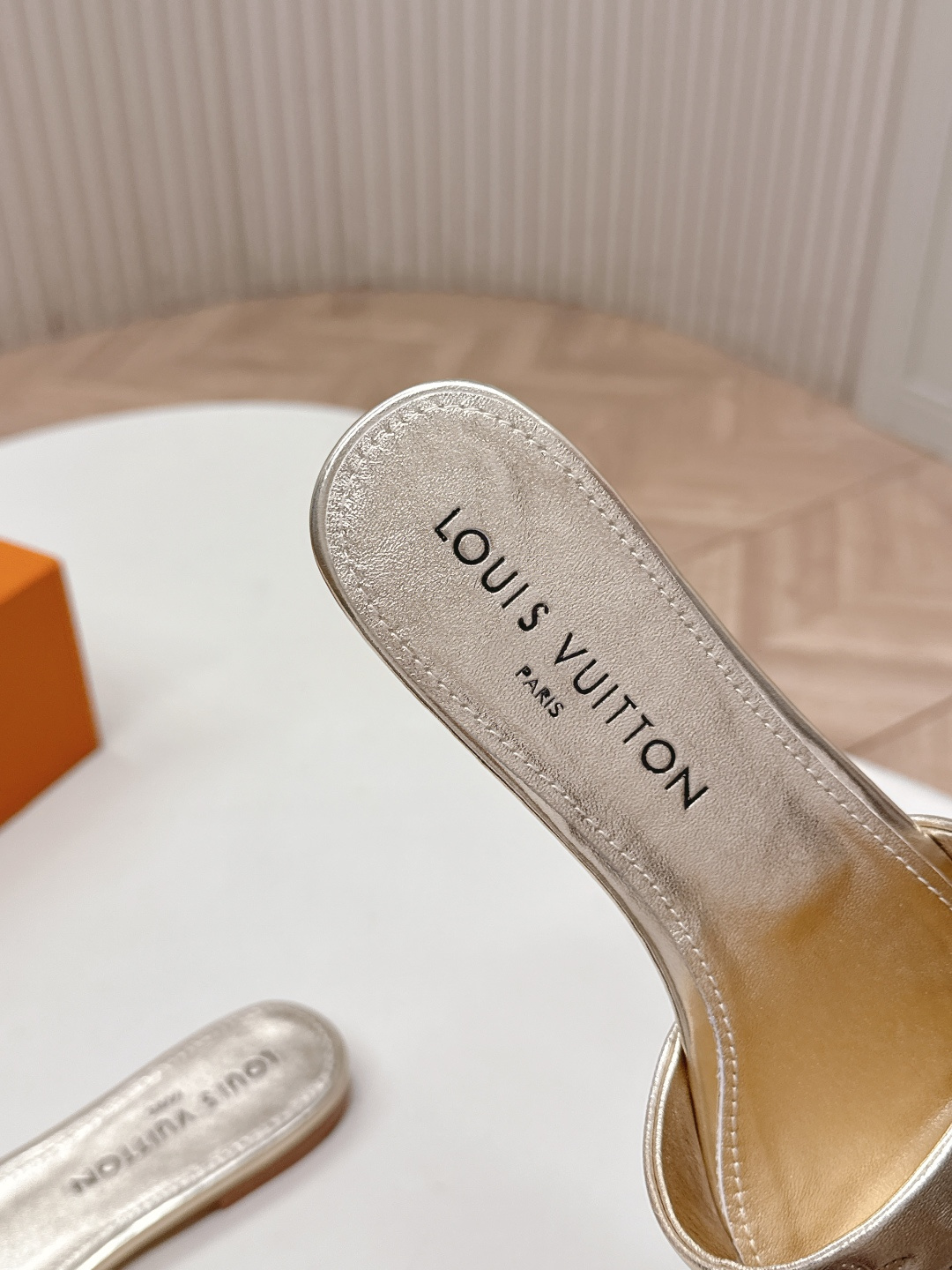 Louis Vuitton 皮面平底压花款 LV驴牌 2026系列 春夏新款高跟凉拖鞋 楦型百搭瘦脚yyds