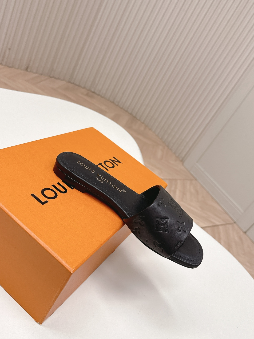 Louis Vuitton 皮面平底压花款 LV驴牌 2026系列 春夏新款高跟凉拖鞋 楦型百搭瘦脚yyds
