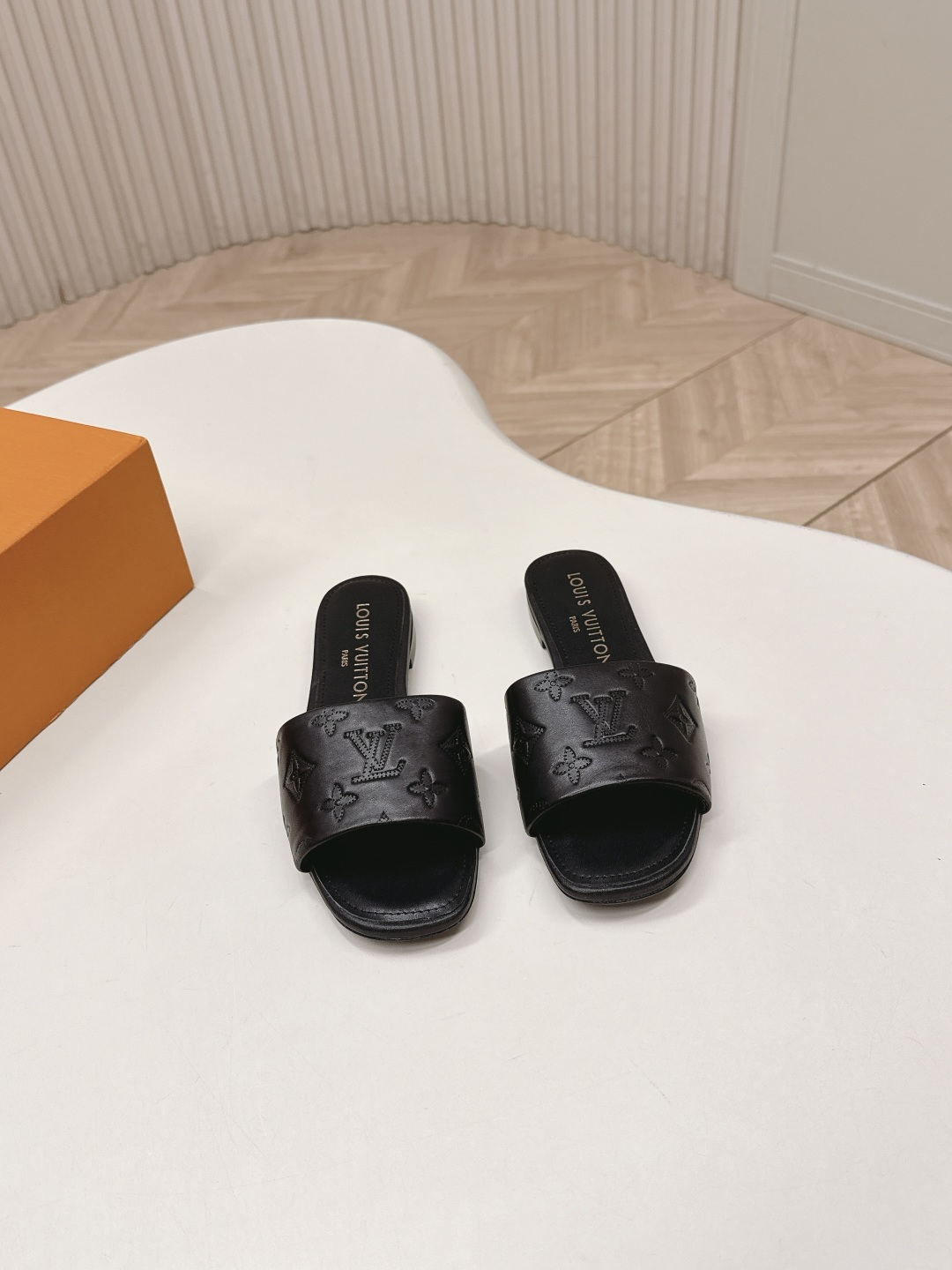 Louis Vuitton 皮面平底压花款 LV驴牌 2026系列 春夏新款高跟凉拖鞋 楦型百搭瘦脚yyds